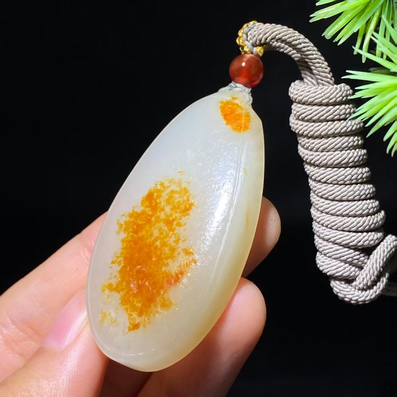 和田玉籽料无事牌(30.8g)