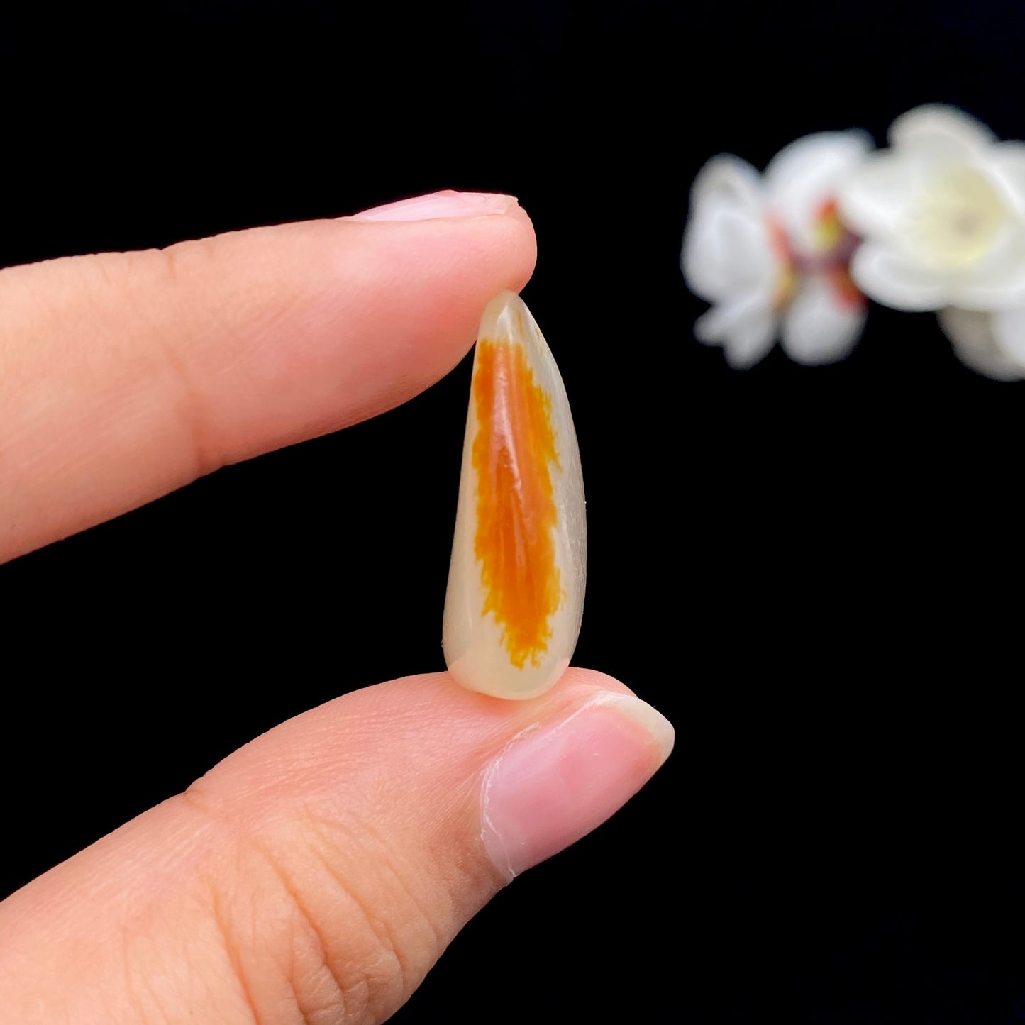 和田玉-左右聚黄皮白肉籽料吊坠籽(6.2克)