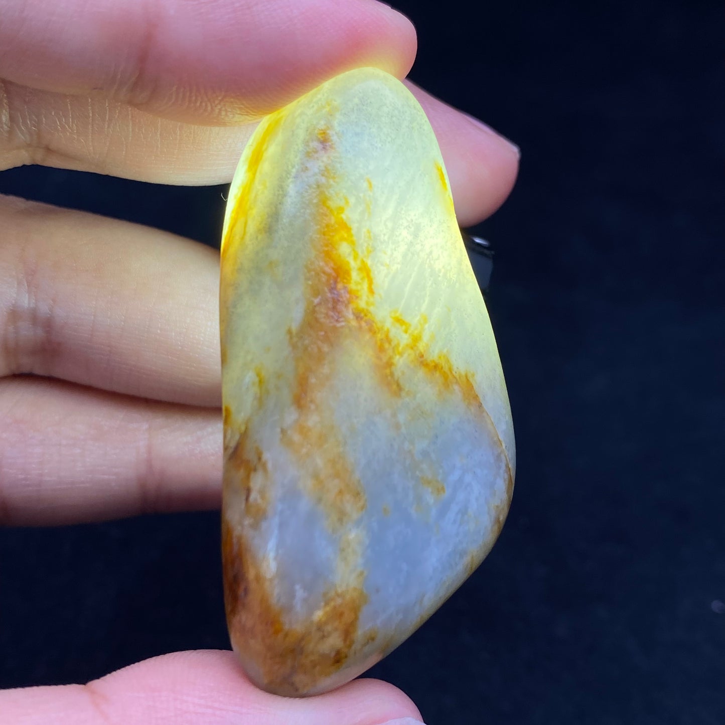 【超值推荐】和田玉-聚黄皮青花底籽料挂件(35.5克)