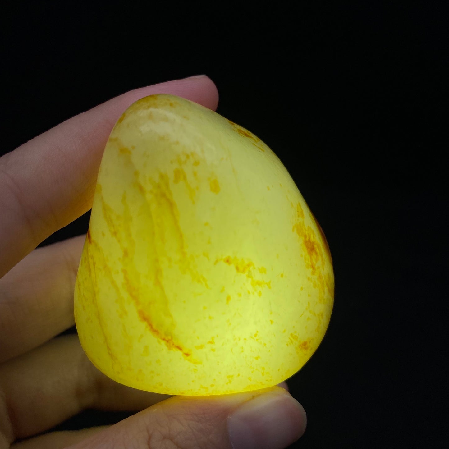 和田玉-洒金皮带红皮白肉籽料原石(104.1克)
