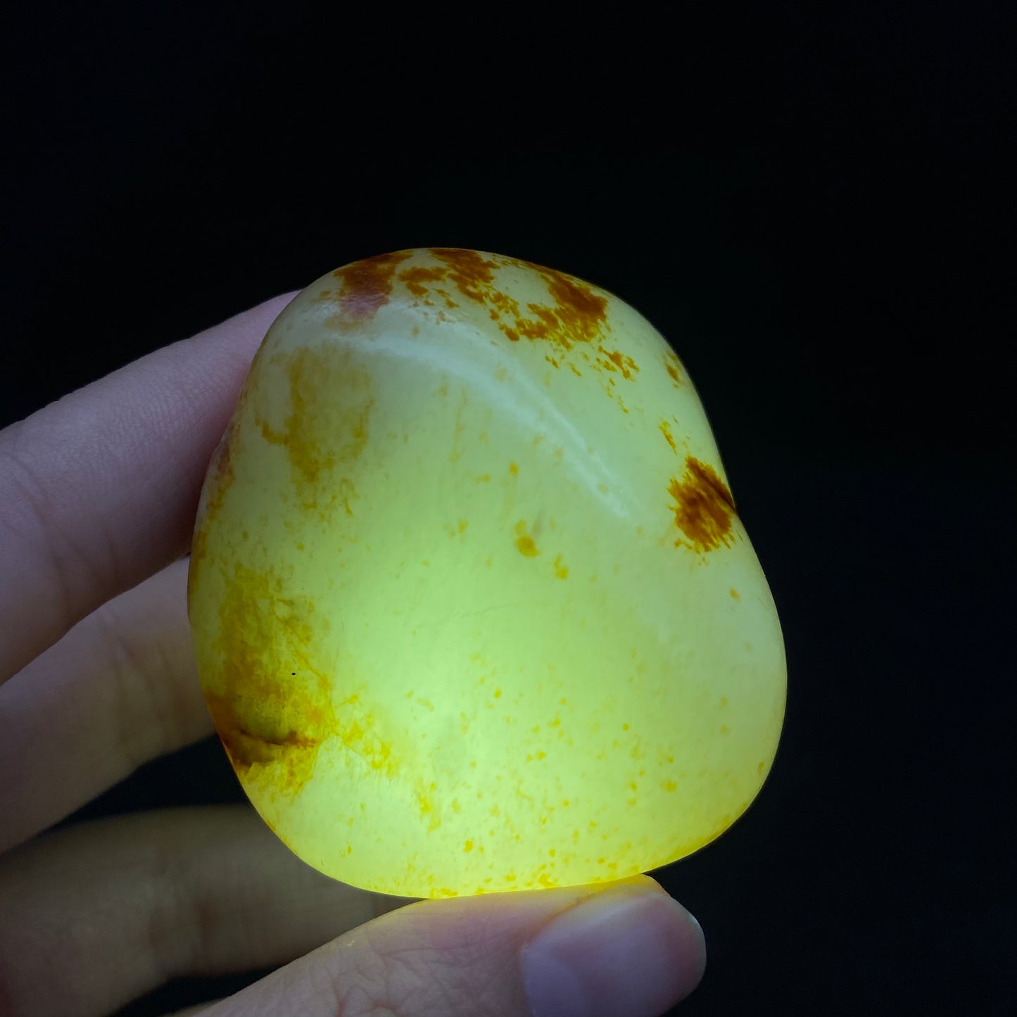 和田玉-洒金皮带红皮白肉籽料原石(104.1克)