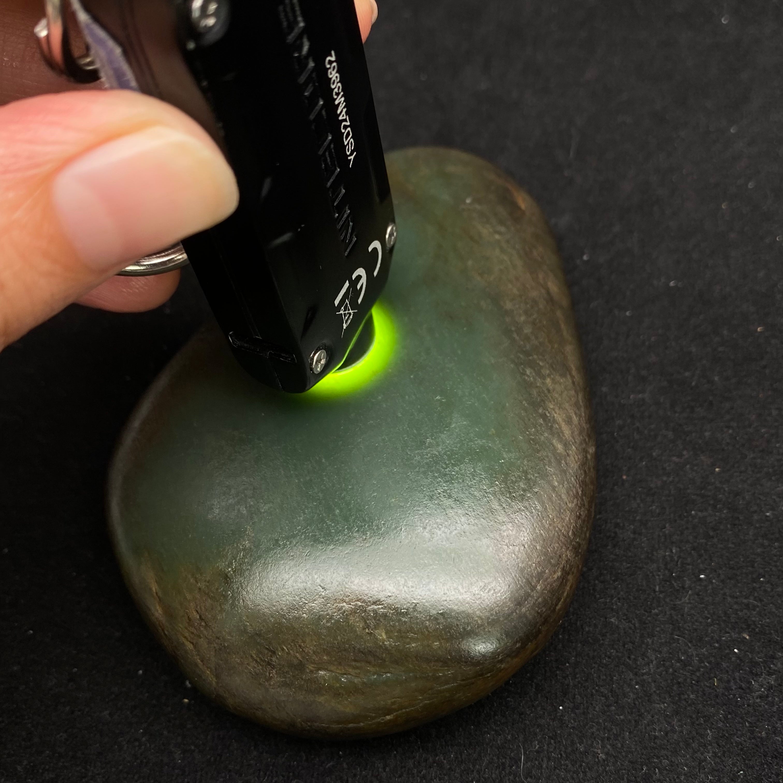 和田玉-沙枣青聚黑皮籽料原石(161.7克)