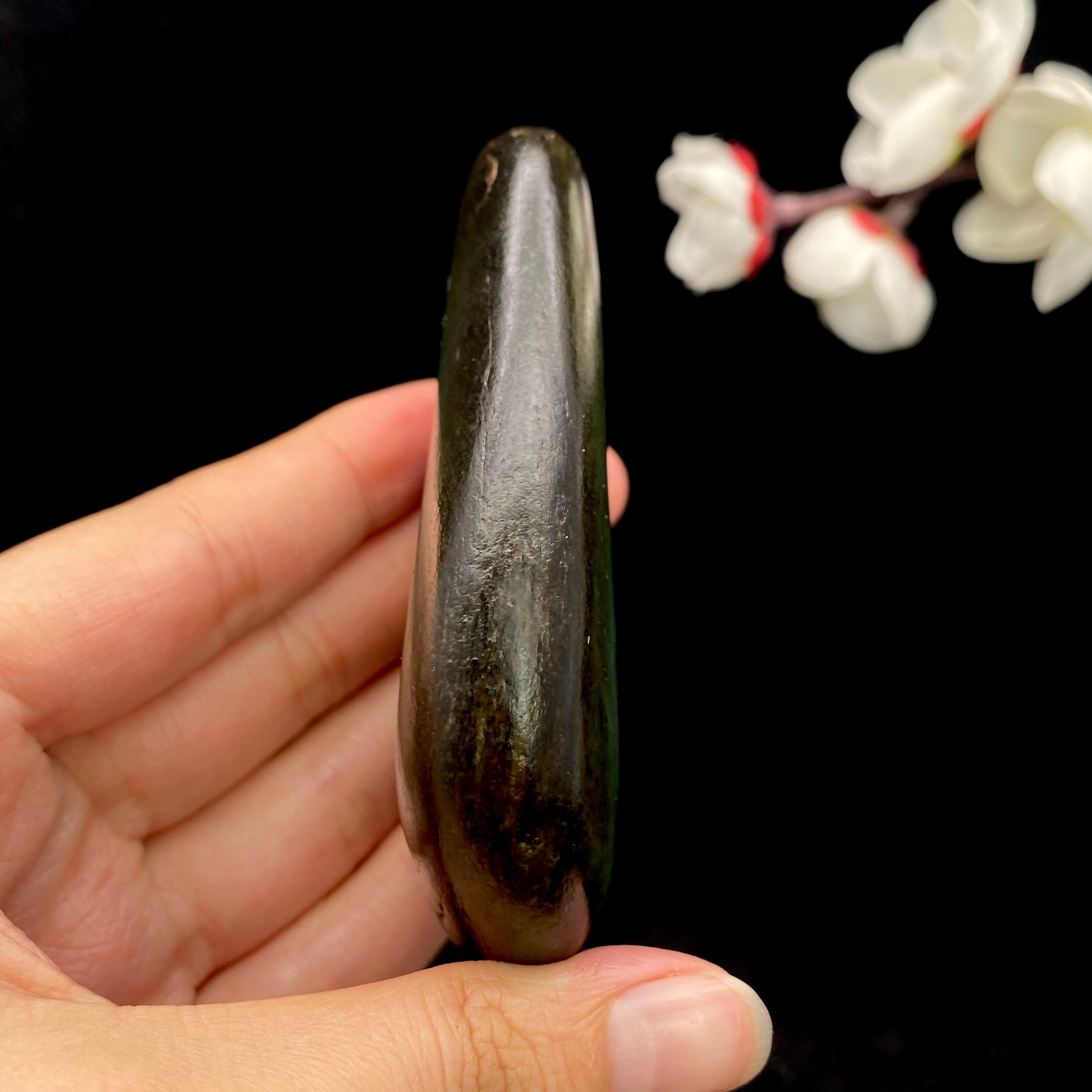 和田玉-沙枣青聚黑皮籽料原石(161.7克)