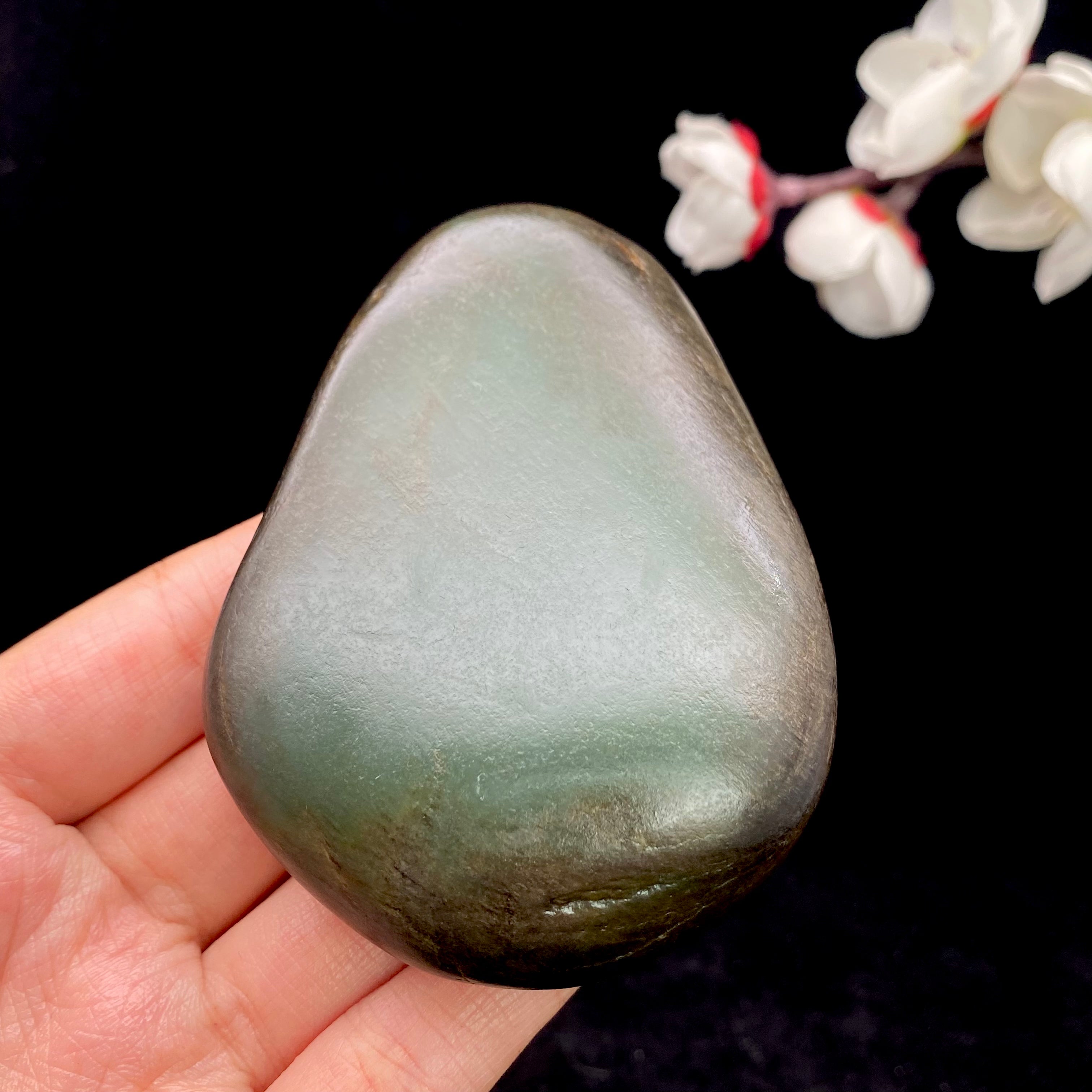 和田玉-沙枣青聚黑皮籽料原石(161.7克)