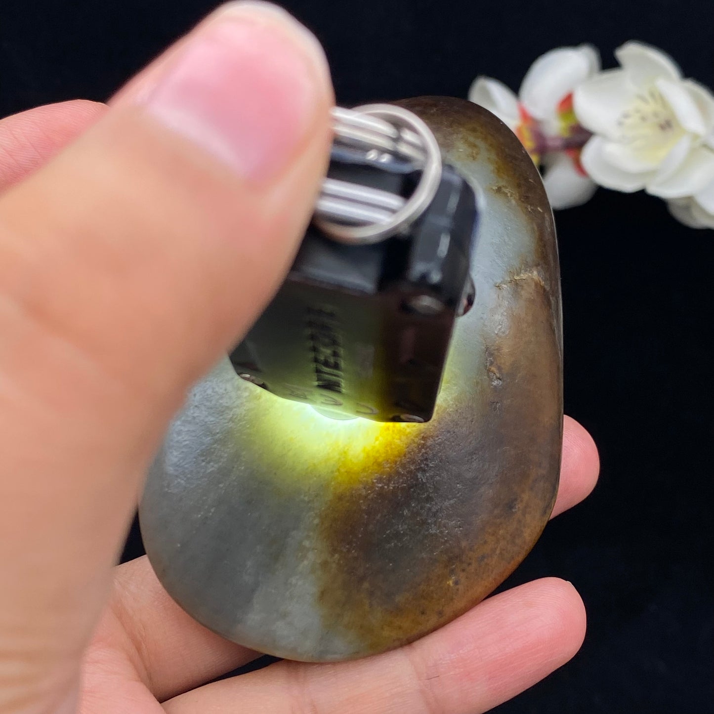 和田玉-聚黄皮青花籽料手把件(220.6克)