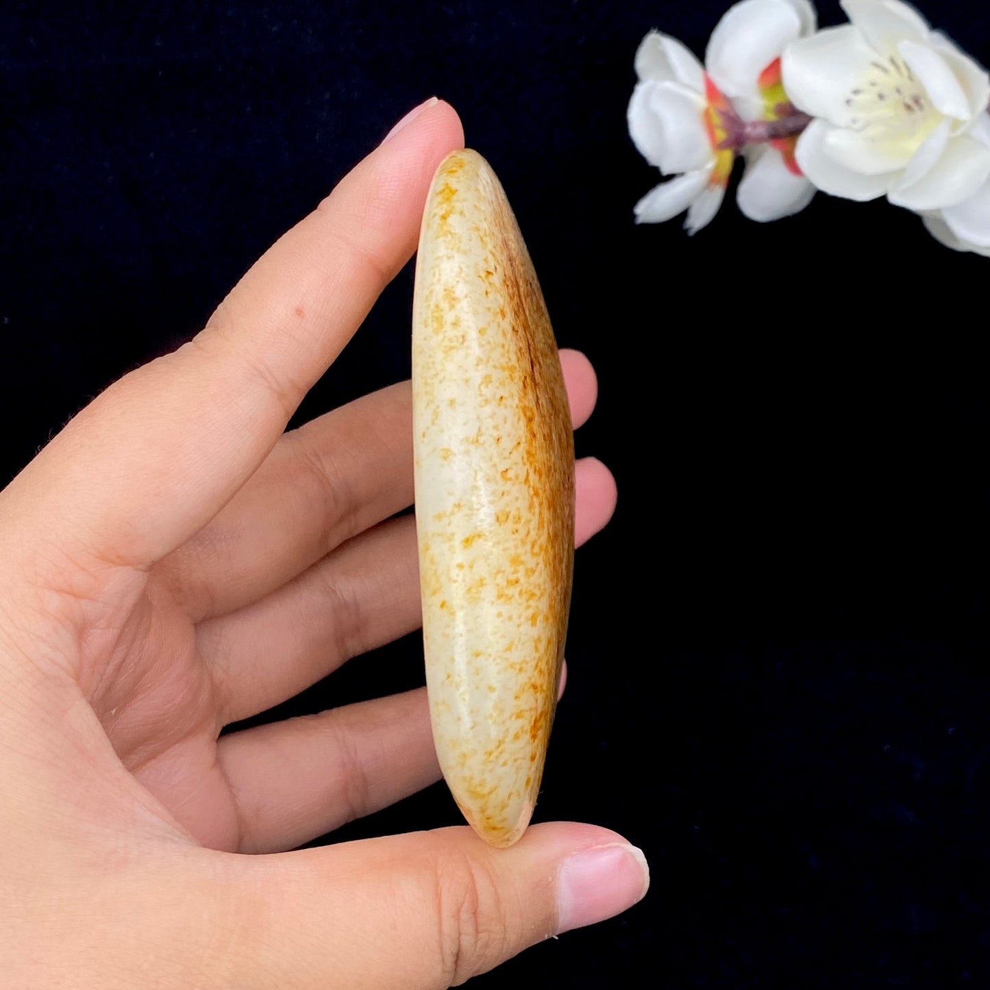 和田玉-洒红皮白肉籽料牌型手把件(197.4克)