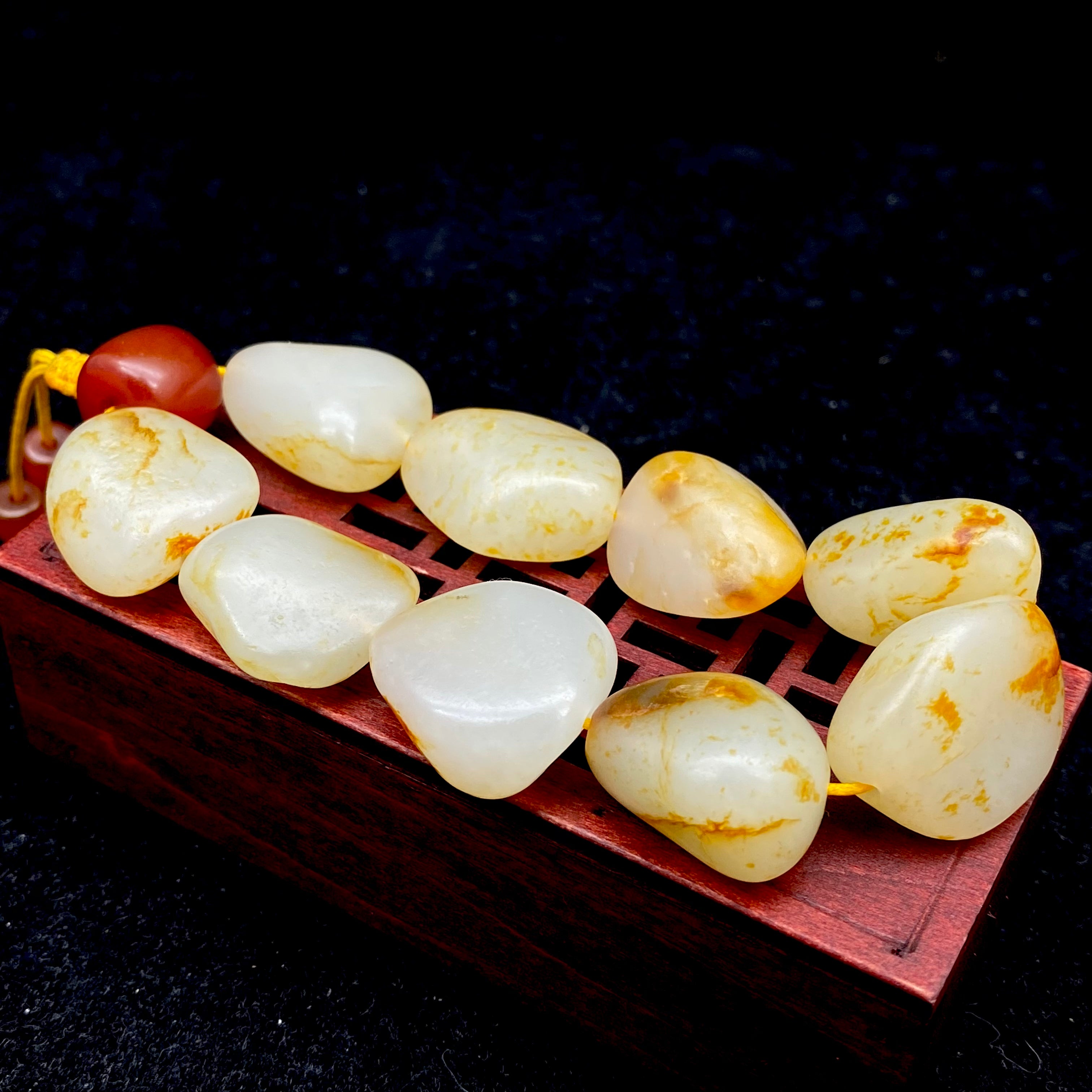  和田玉-洒金皮白肉【精品手串】66.4克