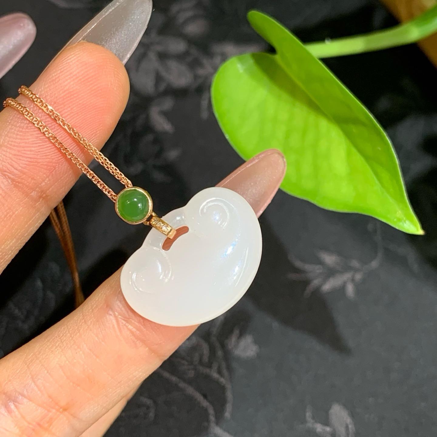 18k金羊脂白玉如意锁吊坠(3.3g)