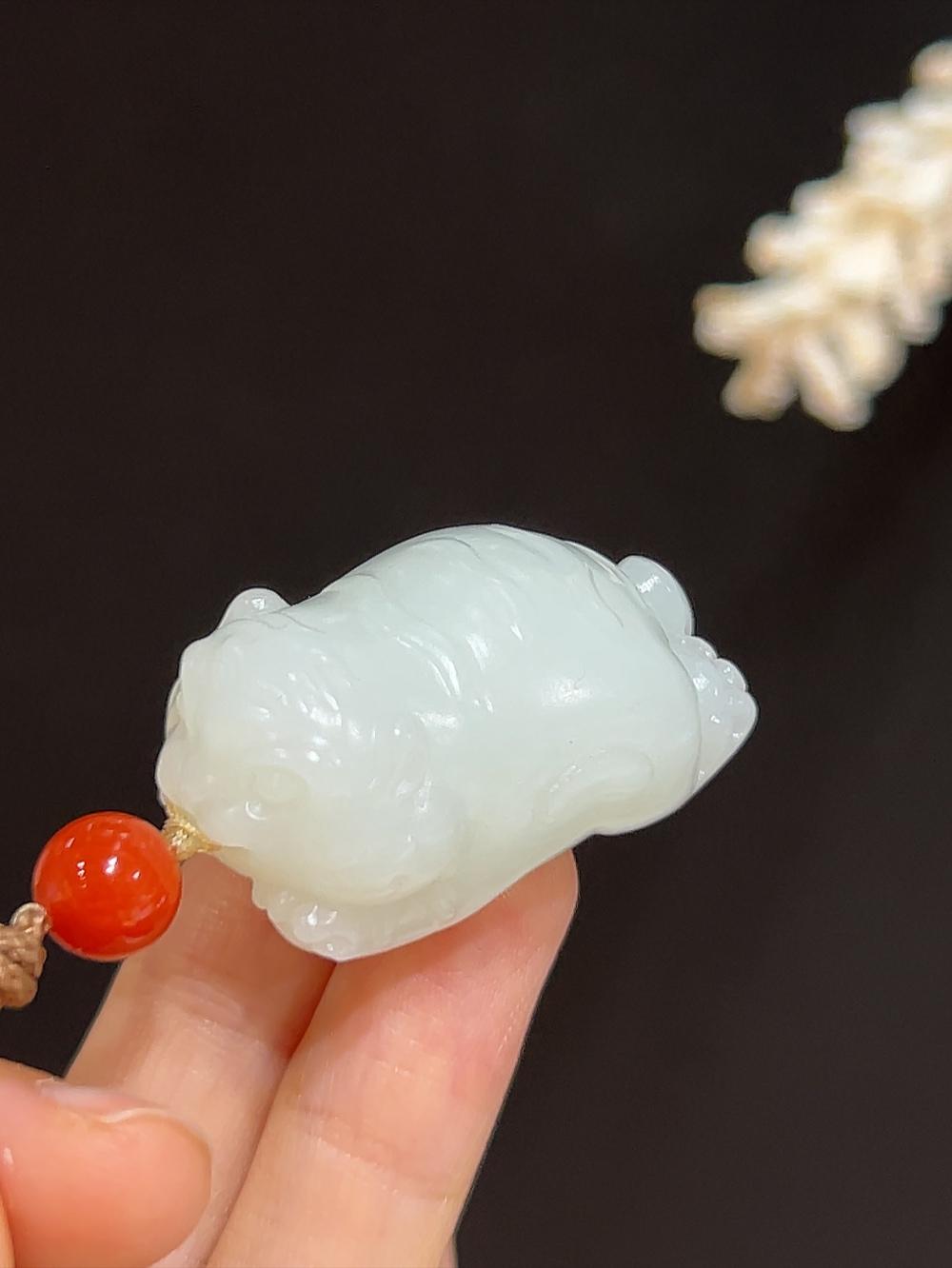 和田玉且末料羊脂玉虎虎生威(27.2g)
