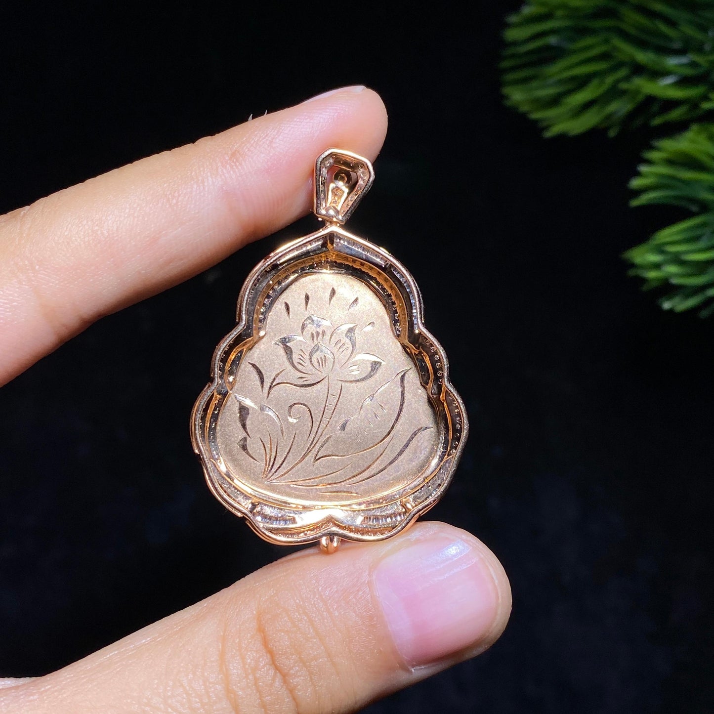 和田玉18k金苹果绿佛公钻石项链(17.2g)