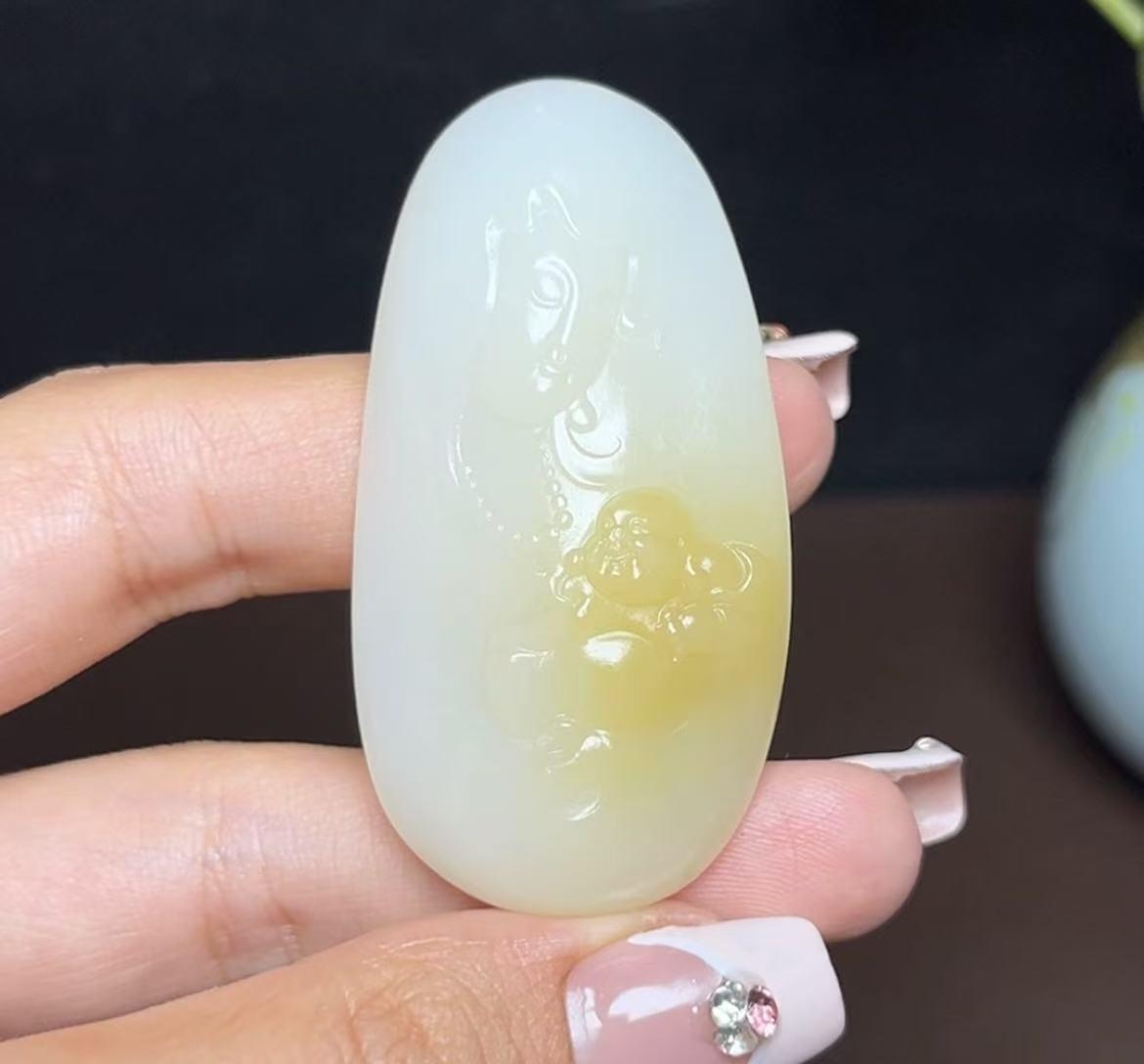 新疆和田玉且末糖羊脂玉观音佛牌(27.8g)