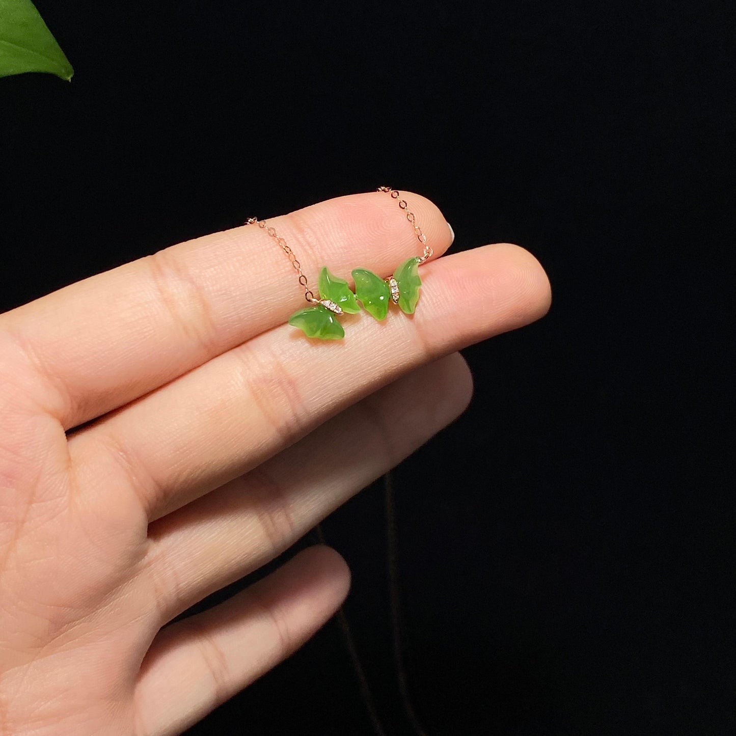 精品碧玉苹果绿金镶嵌蝴蝶挂件(1.7g)