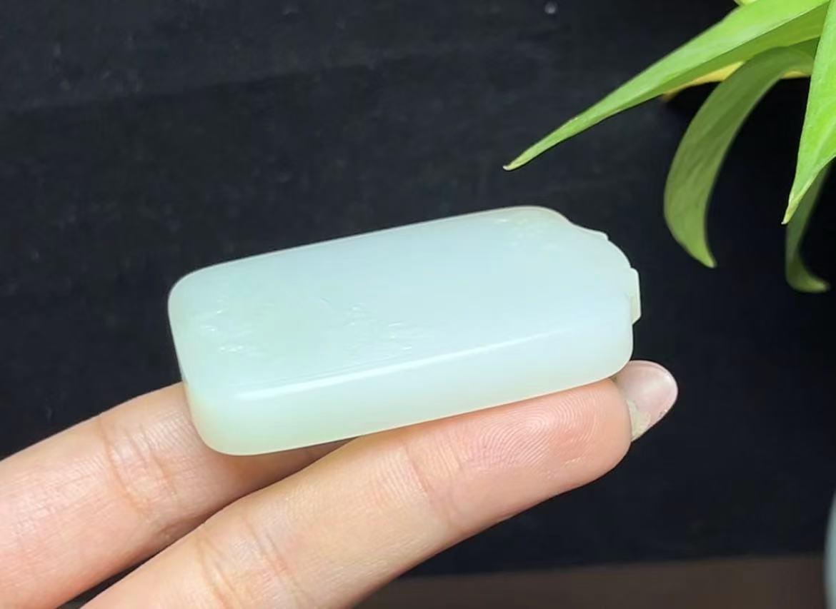 新疆和田玉特色三色料且末糖带翠羊脂玉山水牌(47.3g)