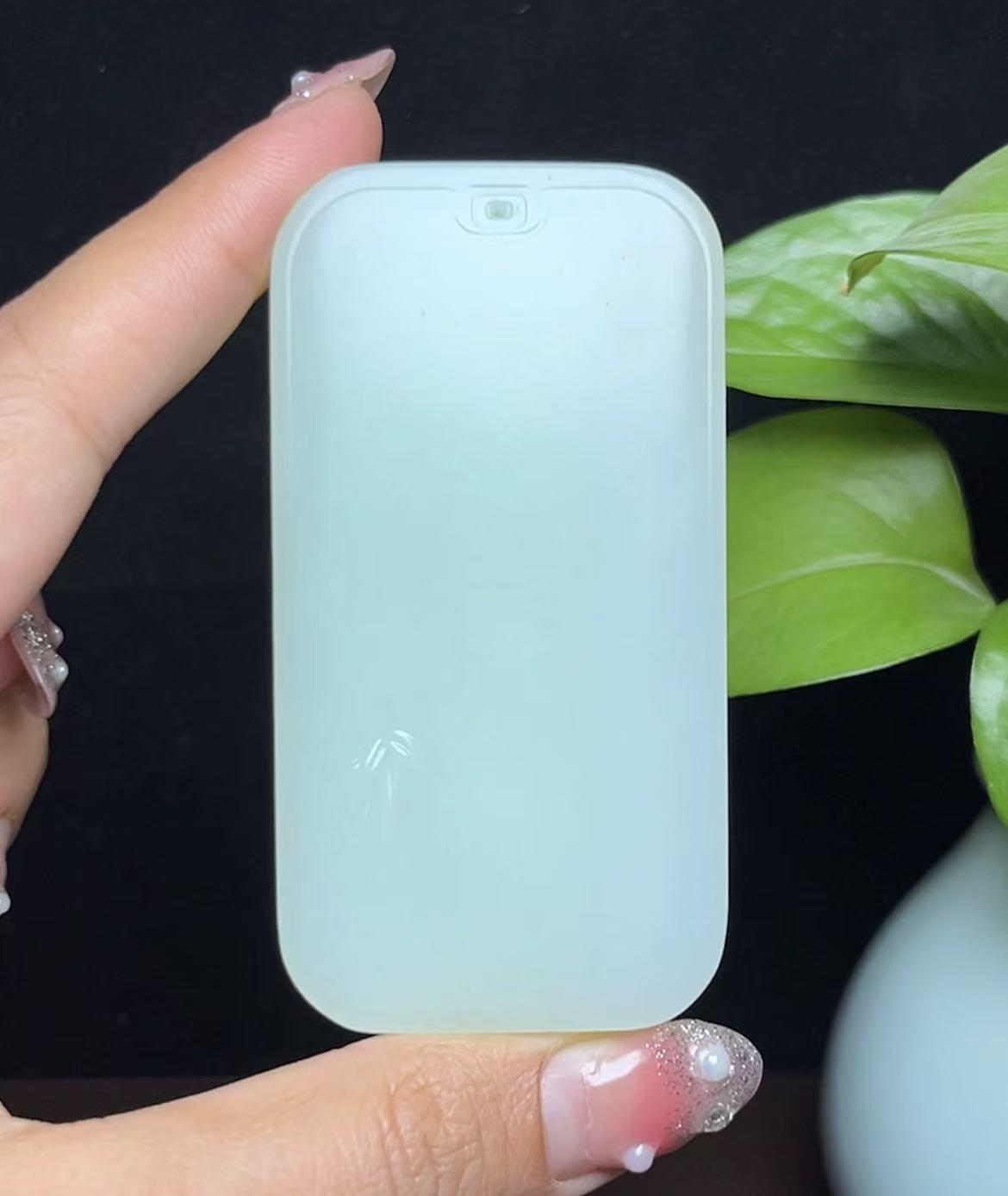 新疆和田玉且末料带翠色平安无事牌挂件(95.6g)