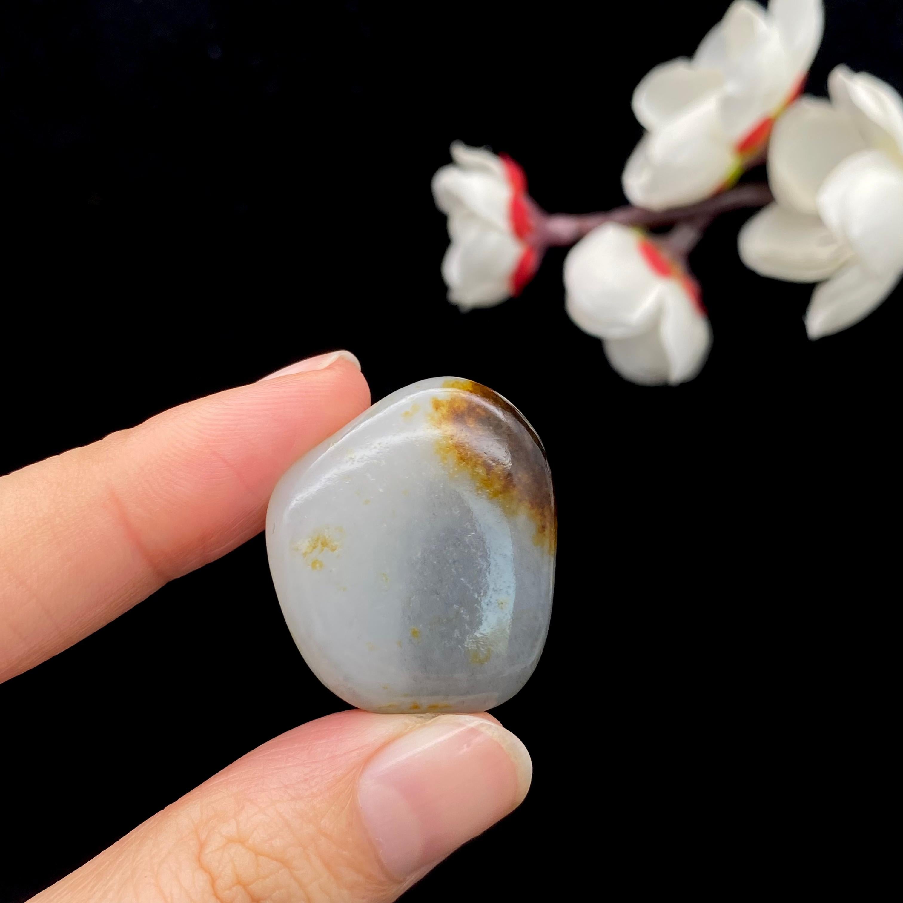 和田玉聚黄皮青花籽料原石（12.7g） – 厚德载玉
