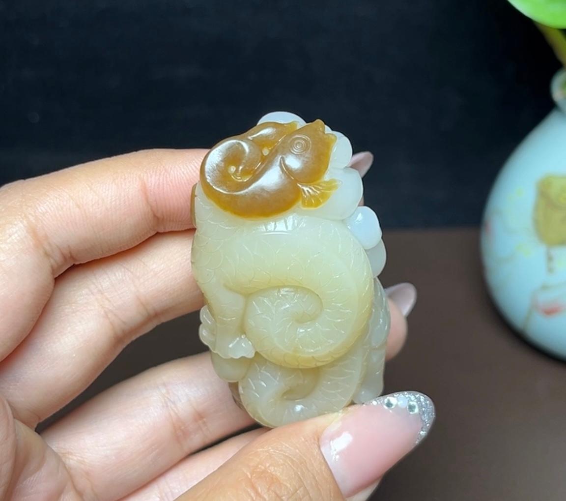 新疆和田玉且末糖三色羊脂玉龙如意(69.6g)