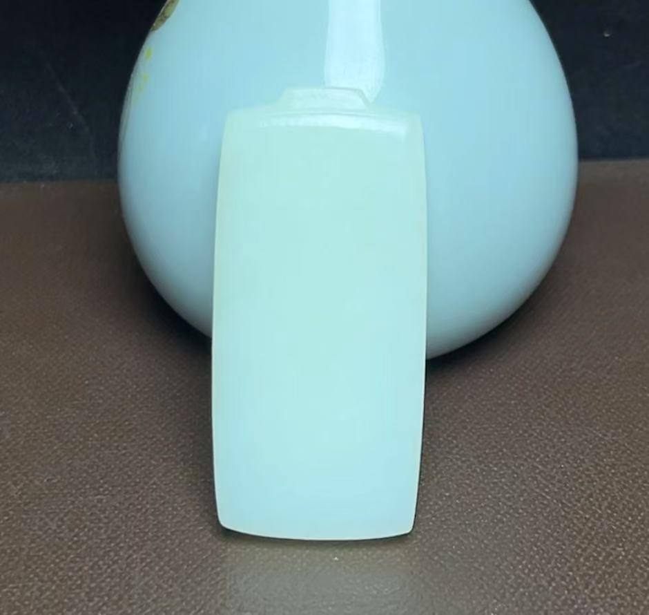 新疆和田玉且末料平安无事牌(44.0g)