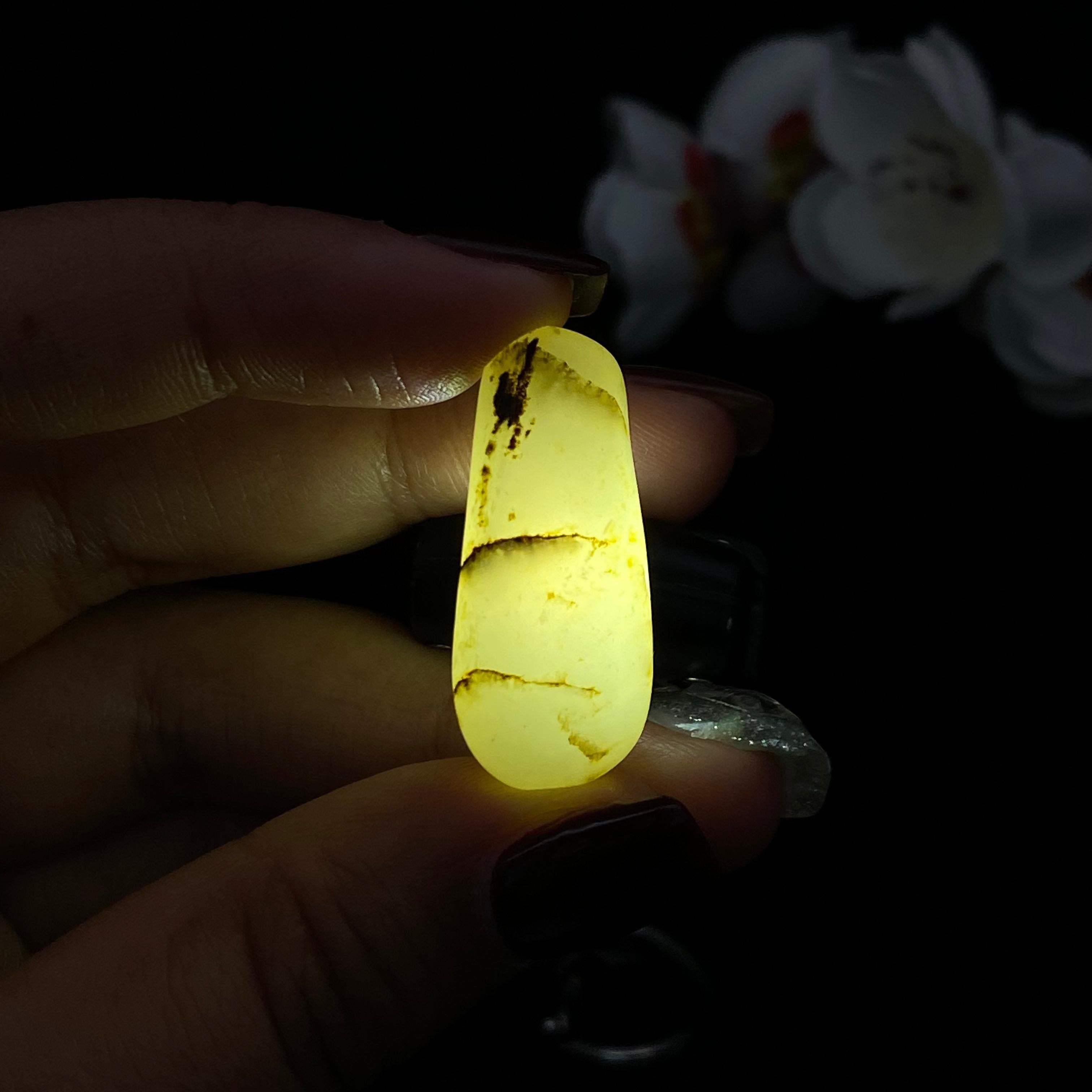 和田玉黑皮籽料原石(8.6g)