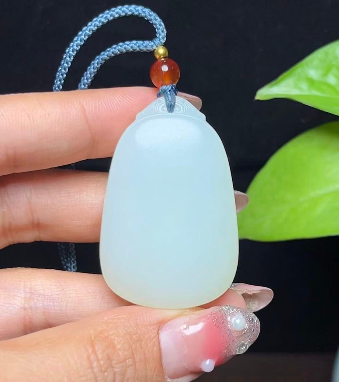 新疆和田玉且末料羊脂玉平安无事牌(31.5g)