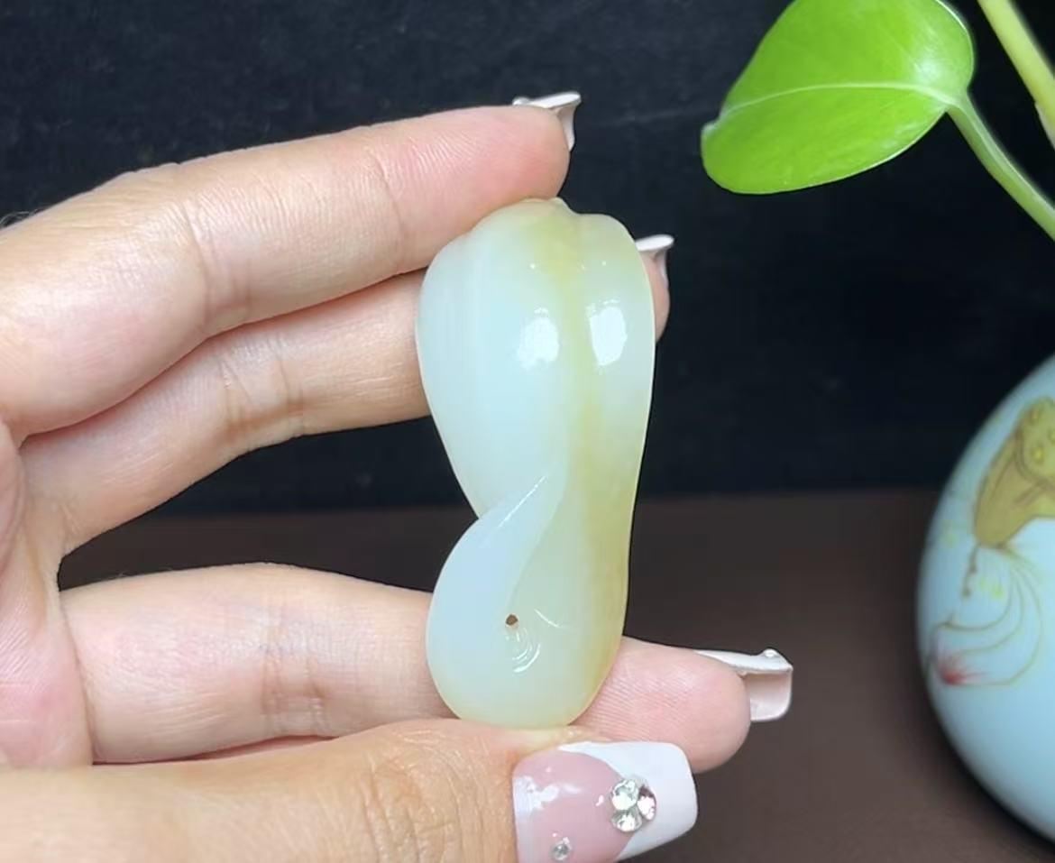 新疆和田玉且末糖羊脂玉生肖蛇腰缠万贯(21.2g)