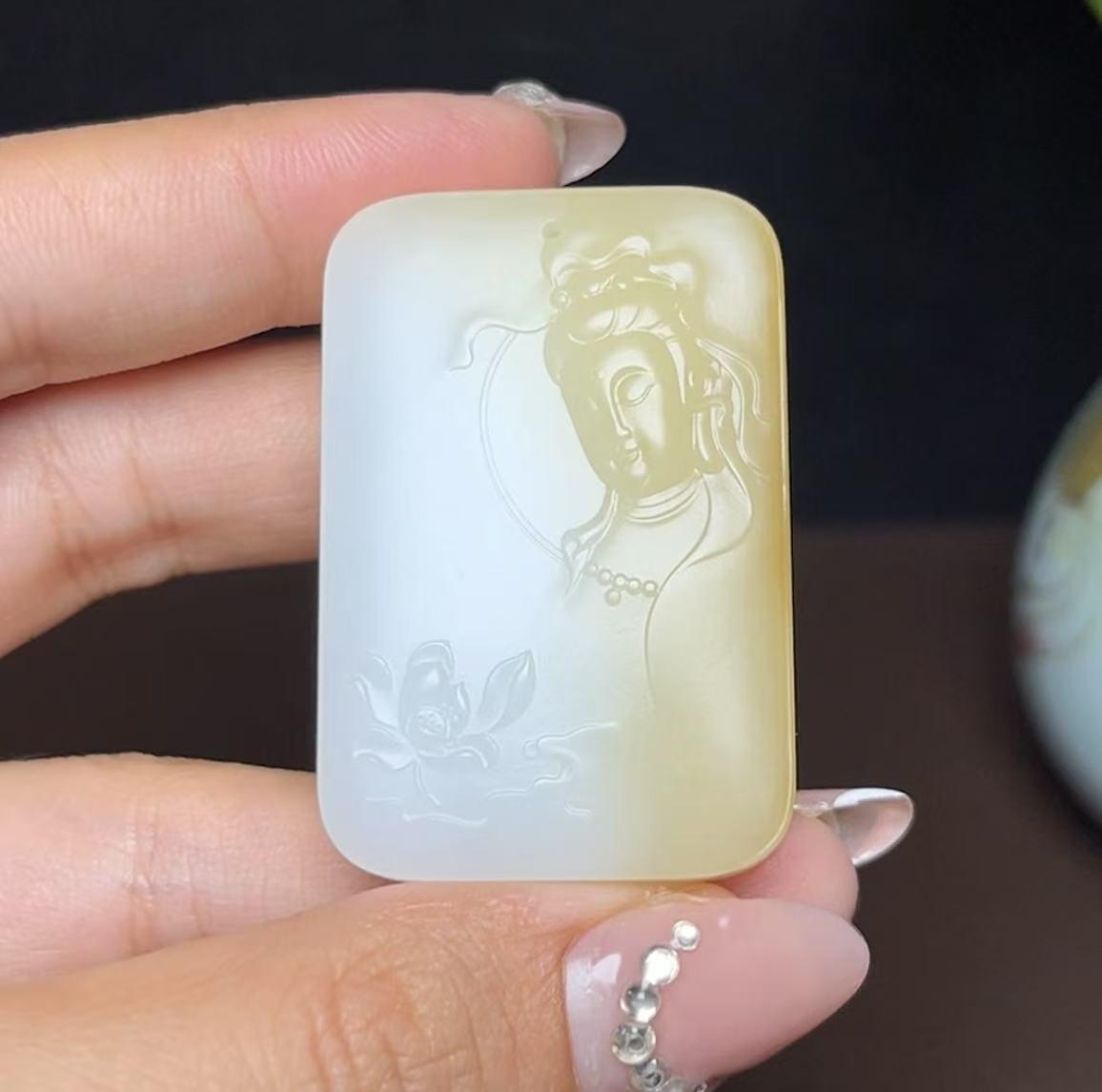 高品质和田玉糖白羊脂玉观音(38.6g)