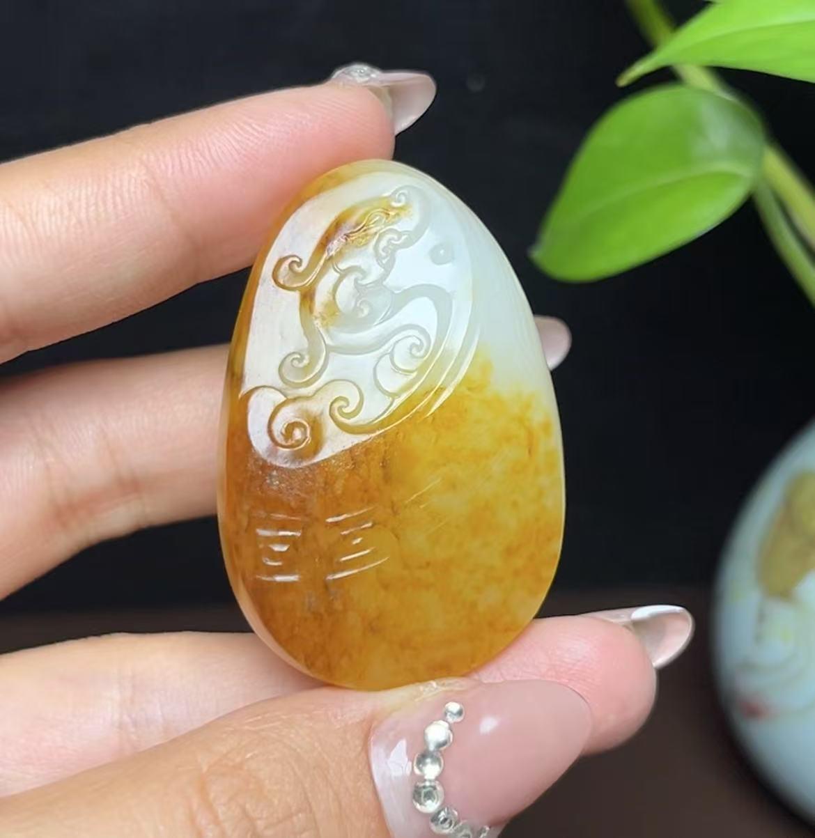 和田玉籽料红皮白肉仿古龙挂件(29.2g)