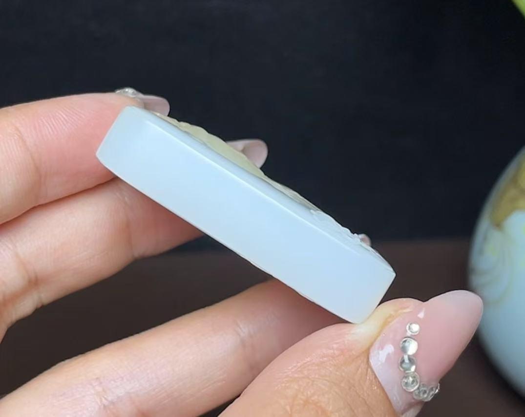 高品质和田玉糖白羊脂玉观音(38.6g)