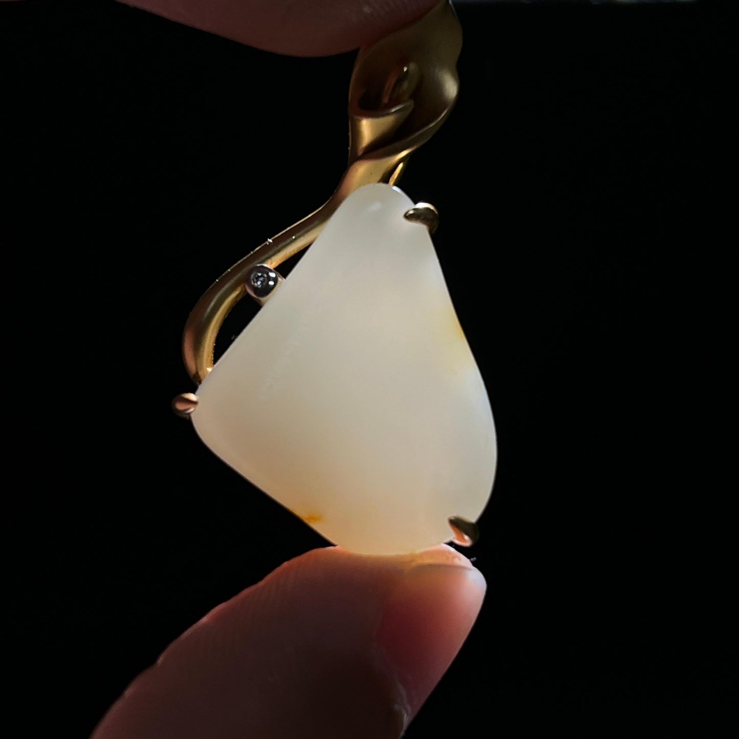 和田玉籽料红皮羊脂白玉原石18k金镶挂件(9.6g)