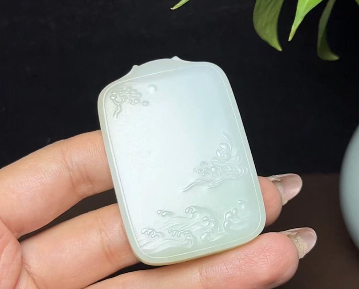 新疆和田玉特色三色料且末糖带翠羊脂玉山水牌(47.3g)