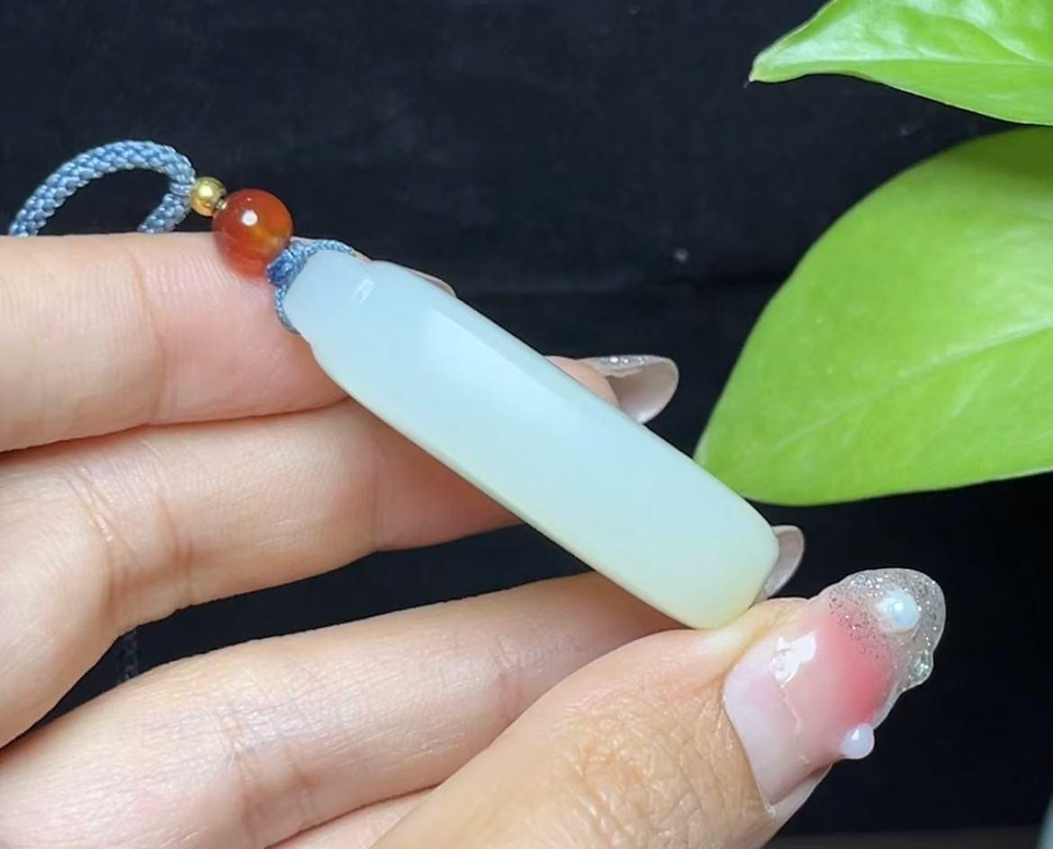 新疆和田玉且末料羊脂玉平安无事牌(31.5g)