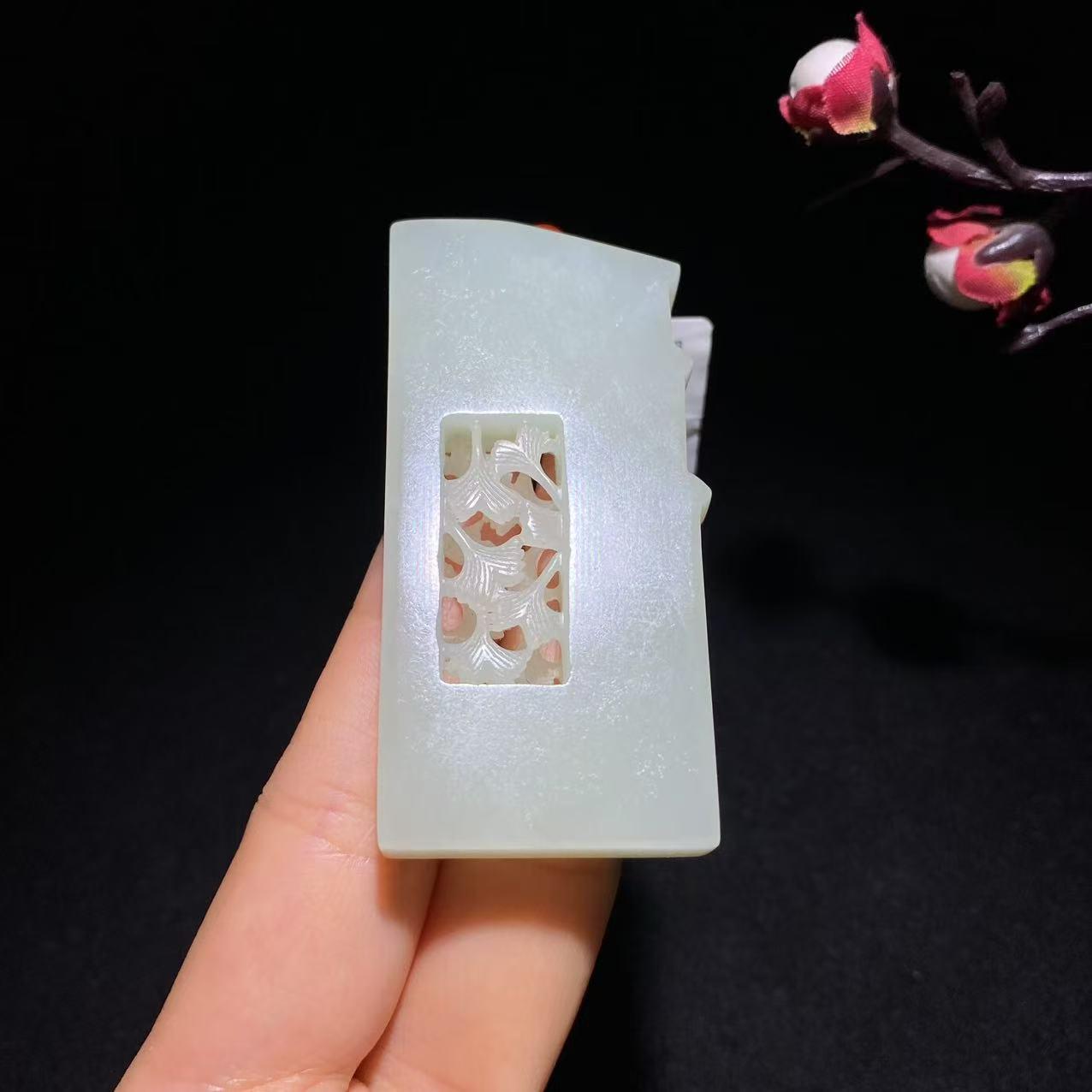 和田玉山流水杏叶牌挂件(40.0g)
