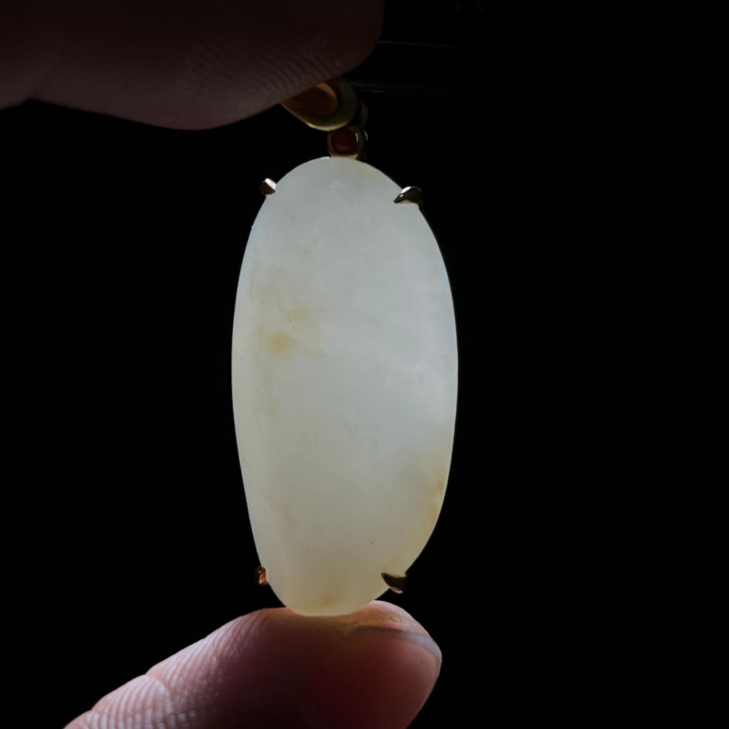 和田玉籽料淡淡的洒金皮羊脂白玉原石18k金镶挂件(6.8g)