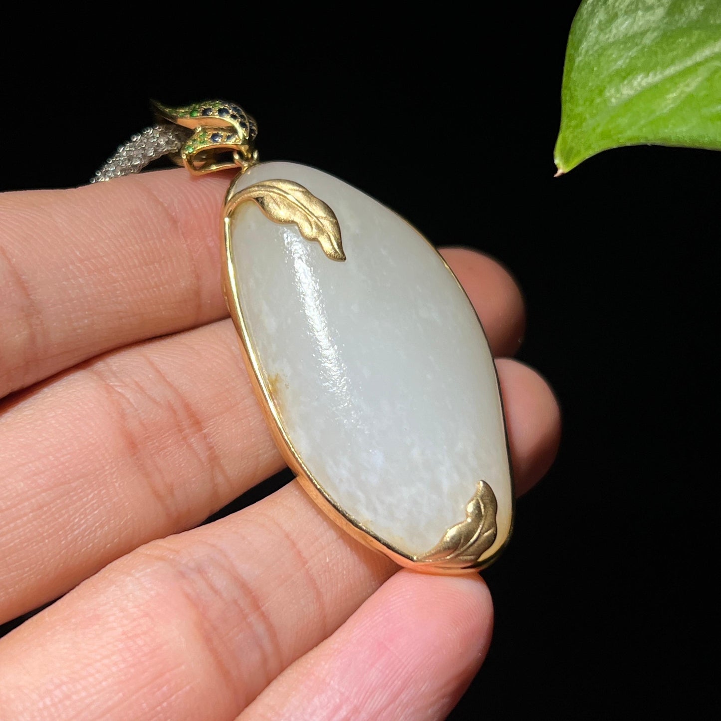 和田玉籽料白皮带洒金皮羊脂白玉原石18k金镶挂件(23.7g)