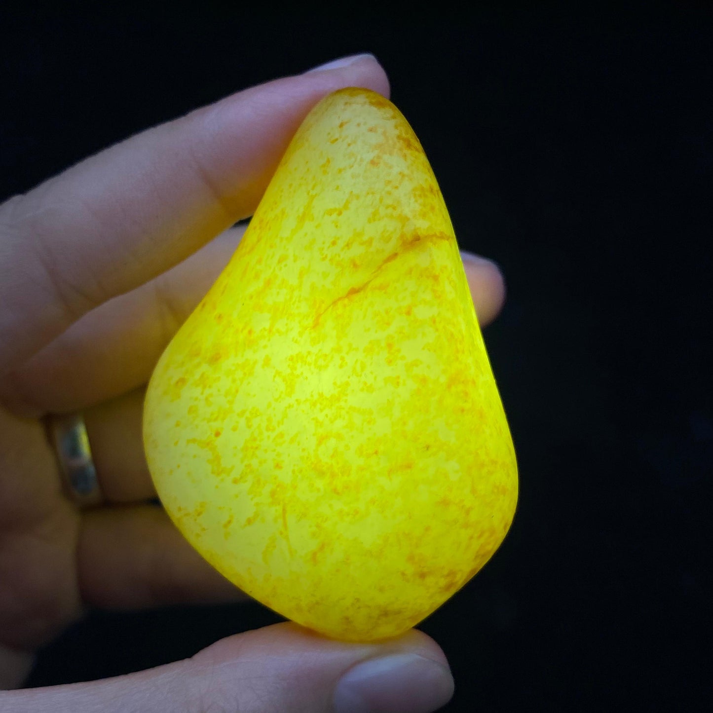 和田玉满洒金皮籽料原石(78.5g)
