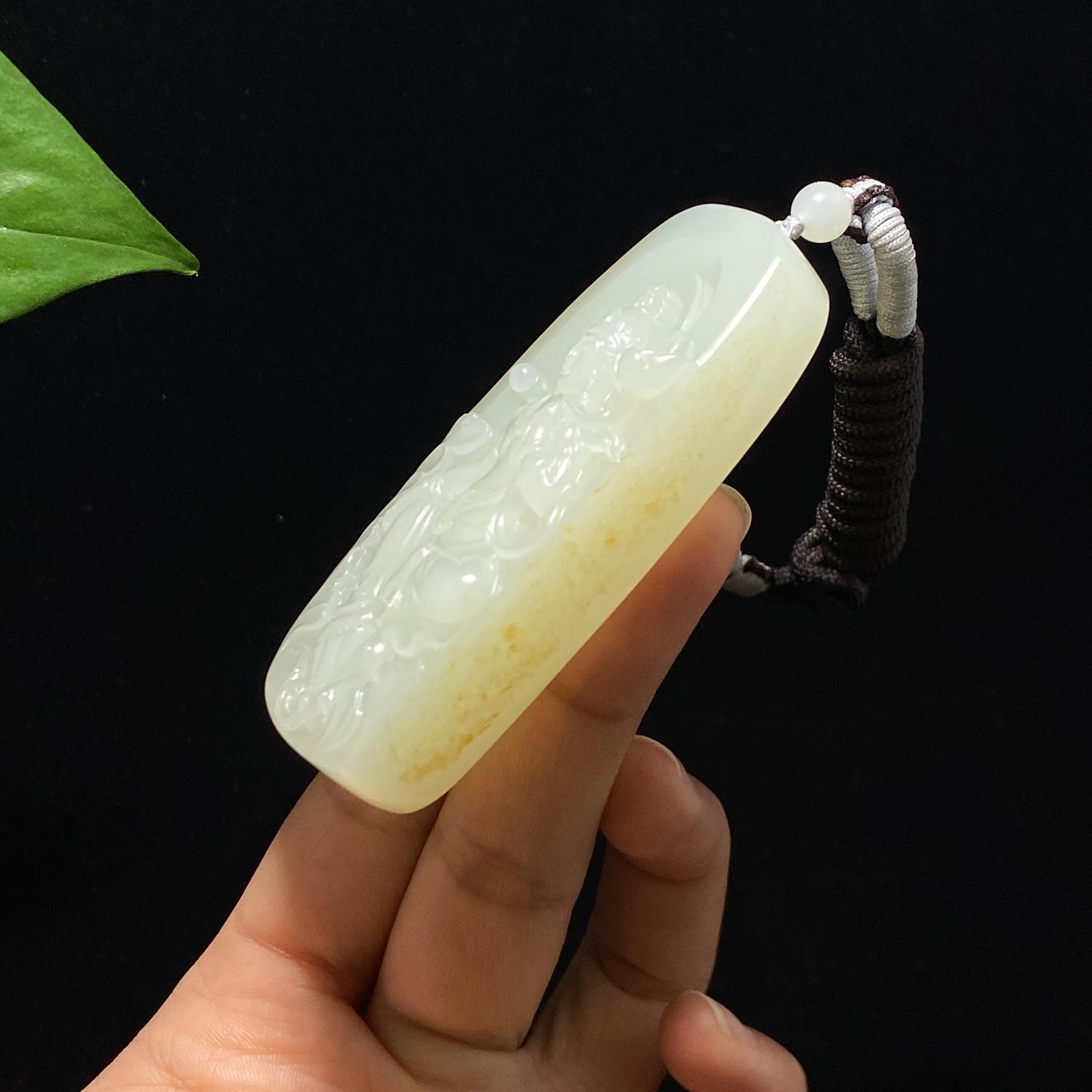 新疆和田玉籽料洒金皮观音牌(83.7g)