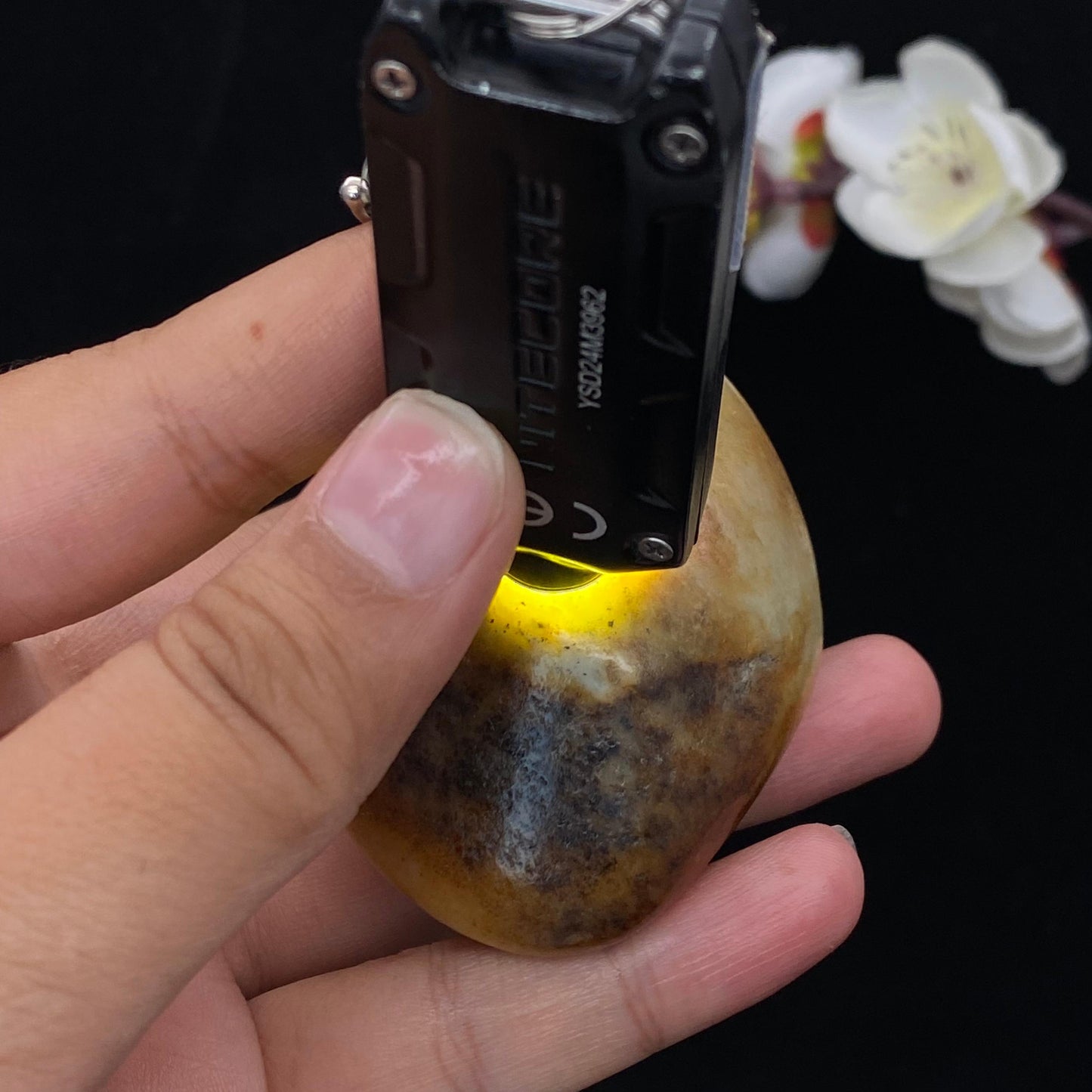 和田玉聚黄皮带翠籽料原石(156.7g)