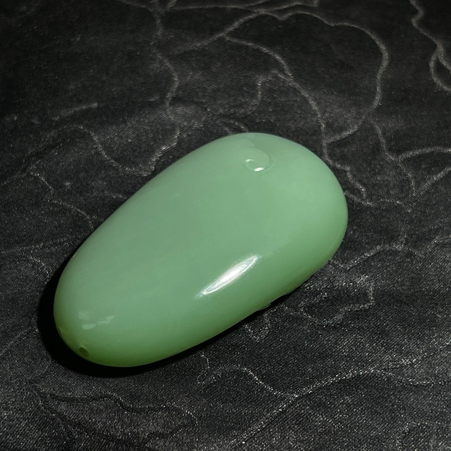 和田玉碧玉粉绿佛公(33.4g)