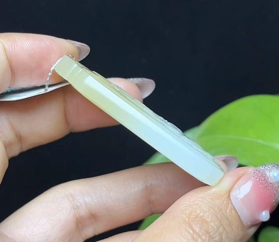 新疆和田玉且末糖羊脂玉观音(29.3g)