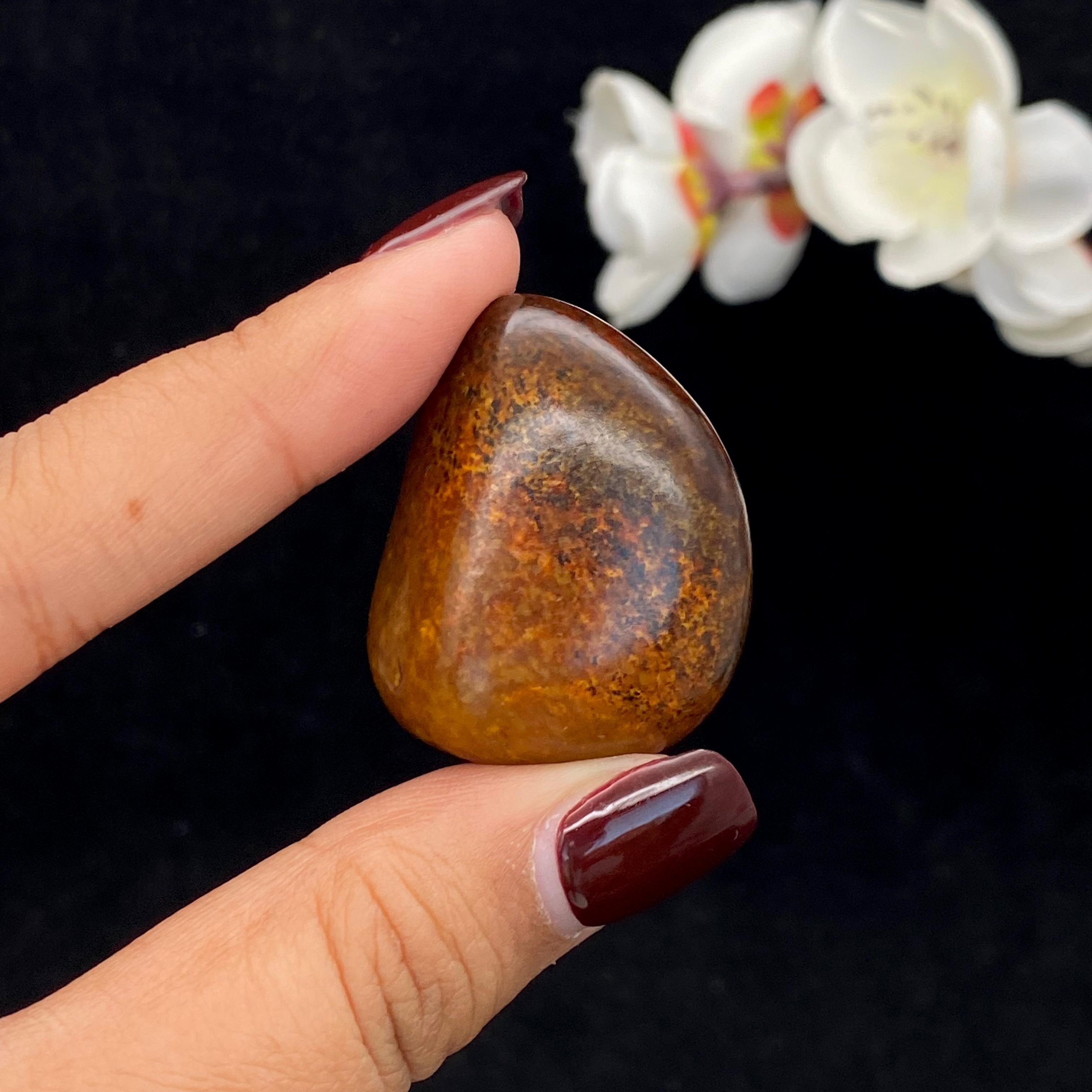 和田玉红沁皮籽料原石（26g） – 厚德载玉