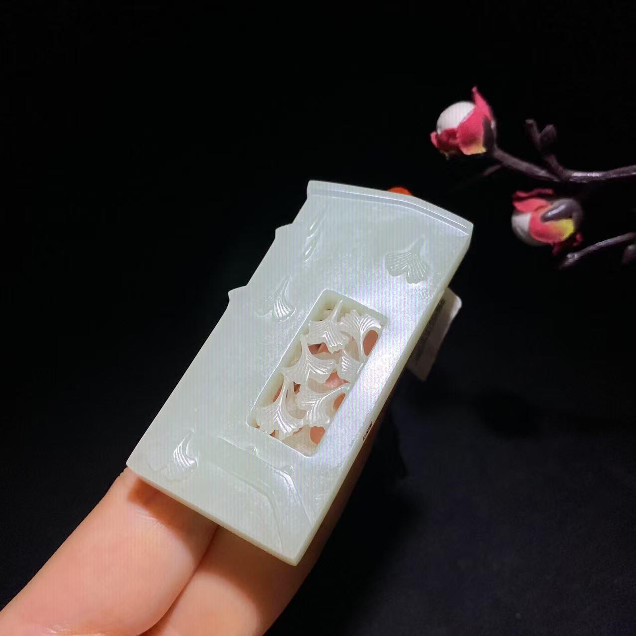 和田玉山流水杏叶牌挂件(40.0g)