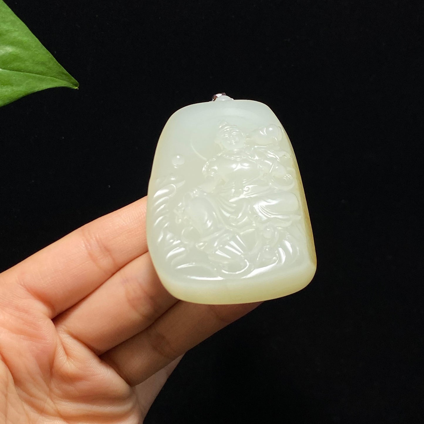 新疆和田玉籽料洒金皮观音牌(83.7g)