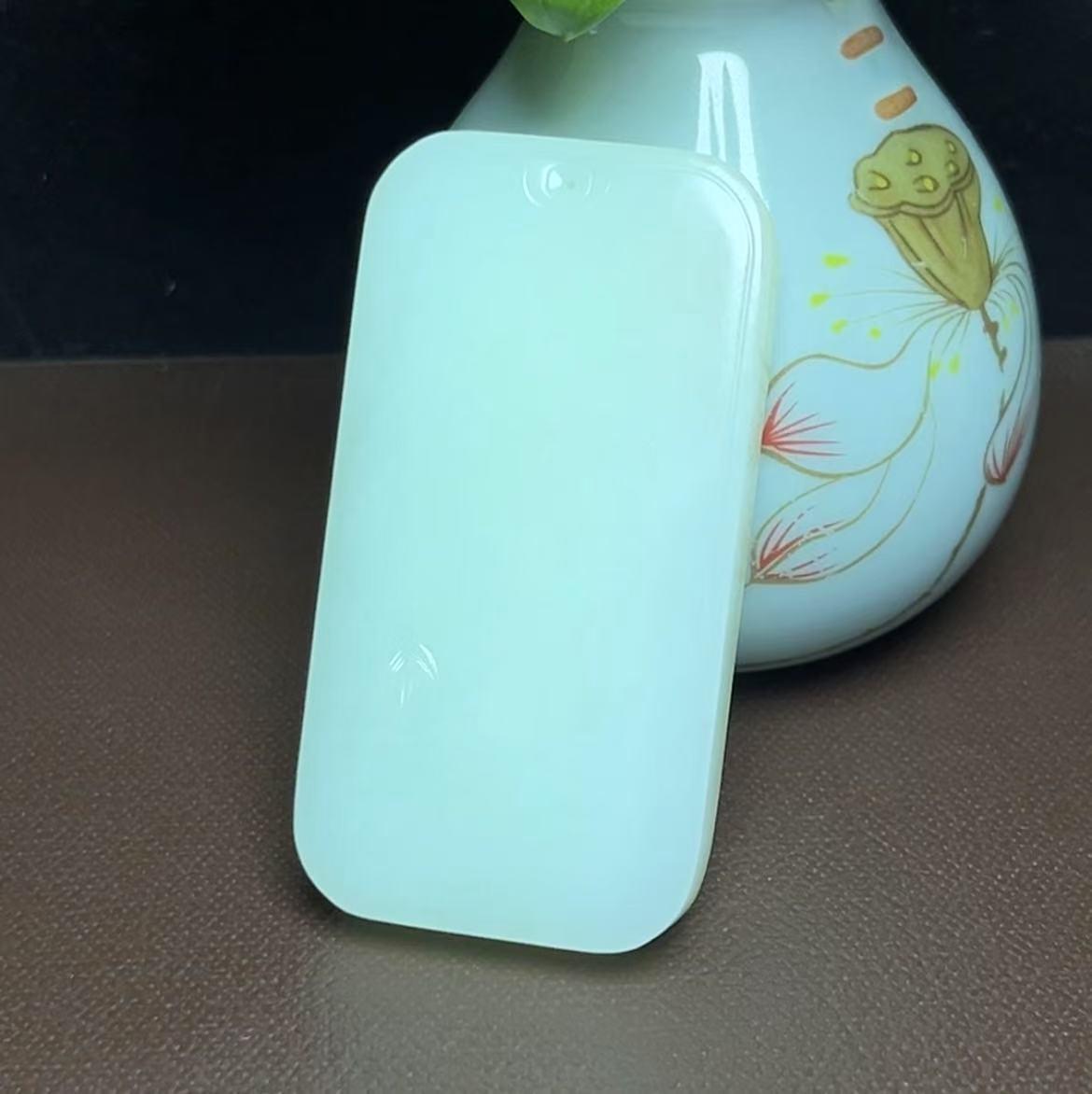 新疆和田玉且末料带翠色平安无事牌挂件(95.6g)