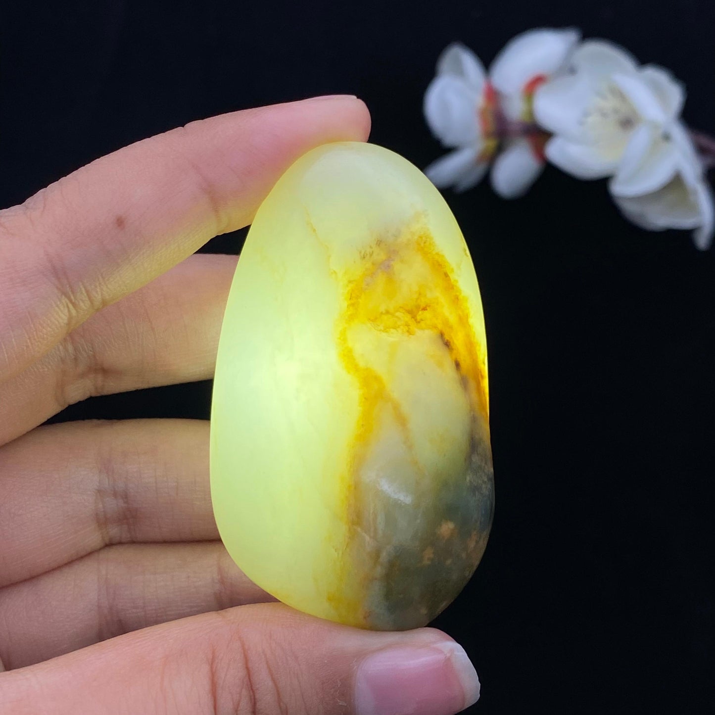 和田玉黄皮带翠籽料原石(62.6g)