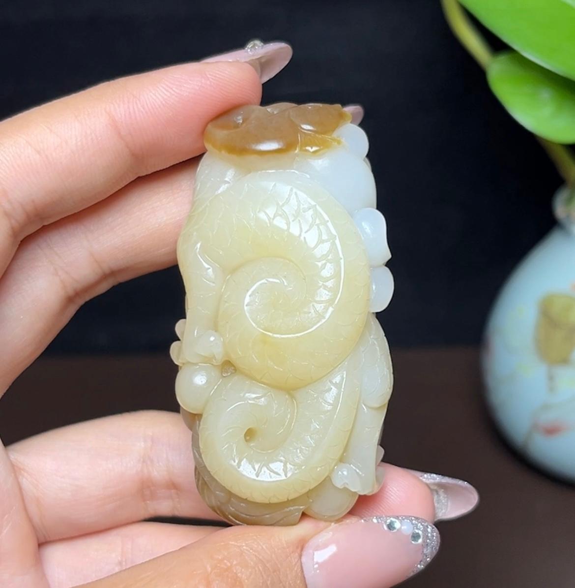 新疆和田玉且末糖三色羊脂玉龙如意(69.6g)