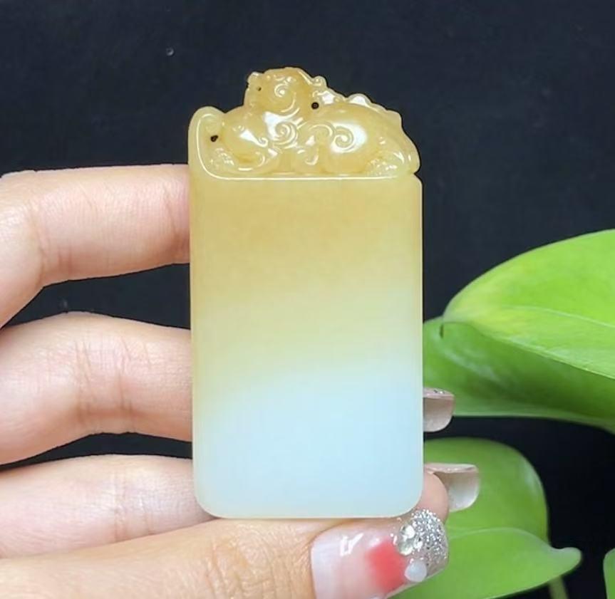 和田玉且末糖貔貅平安无事牌府上有龙(65.8g)