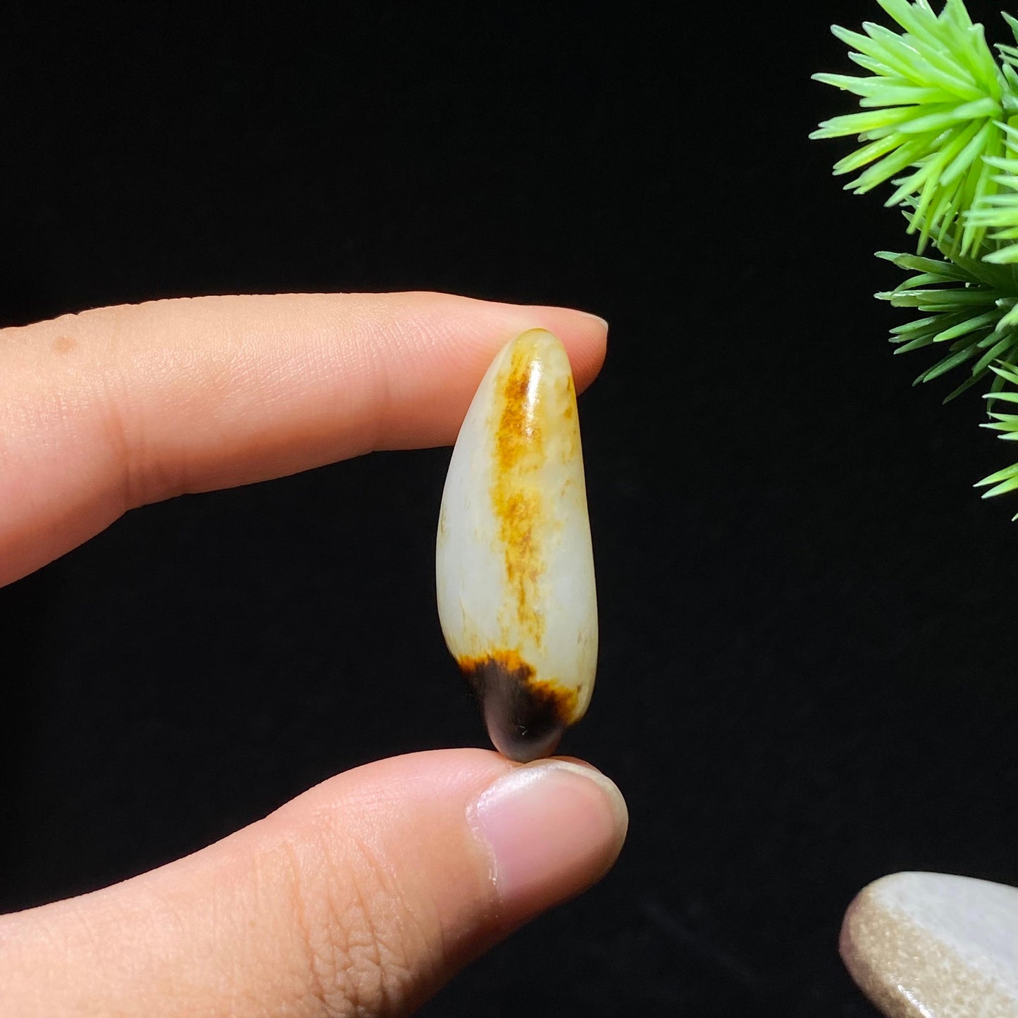 和田玉白玉红皮籽料原石(10.8g)