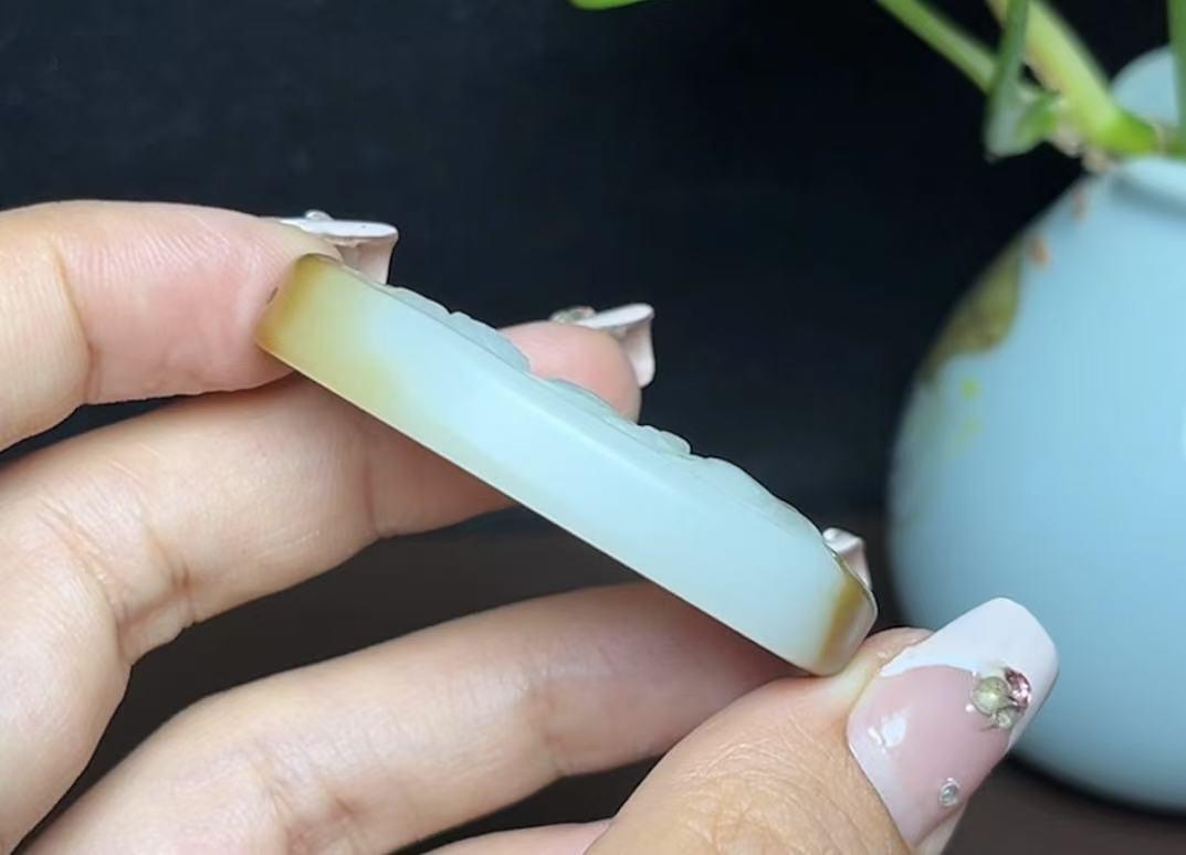 新疆和田玉且末天地糖羊脂玉观音(30.2g)