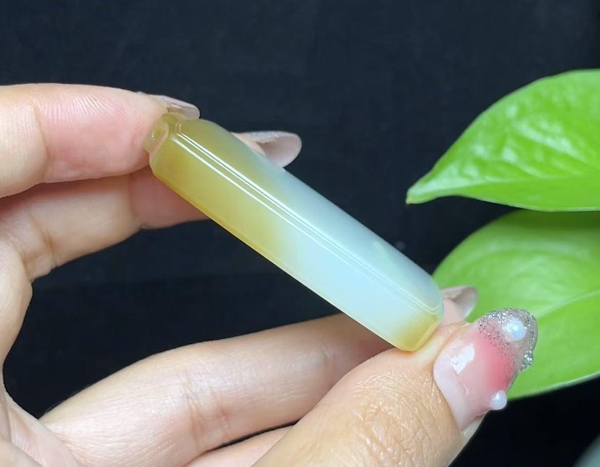新疆和田玉且末天地糖羊脂玉平安无事牌(38.5g)