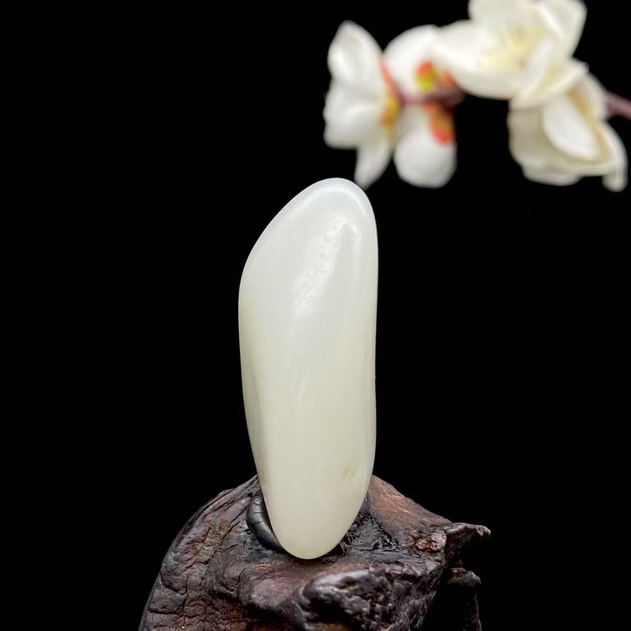 和田玉-白玉带翠籽料原石(15.5g)