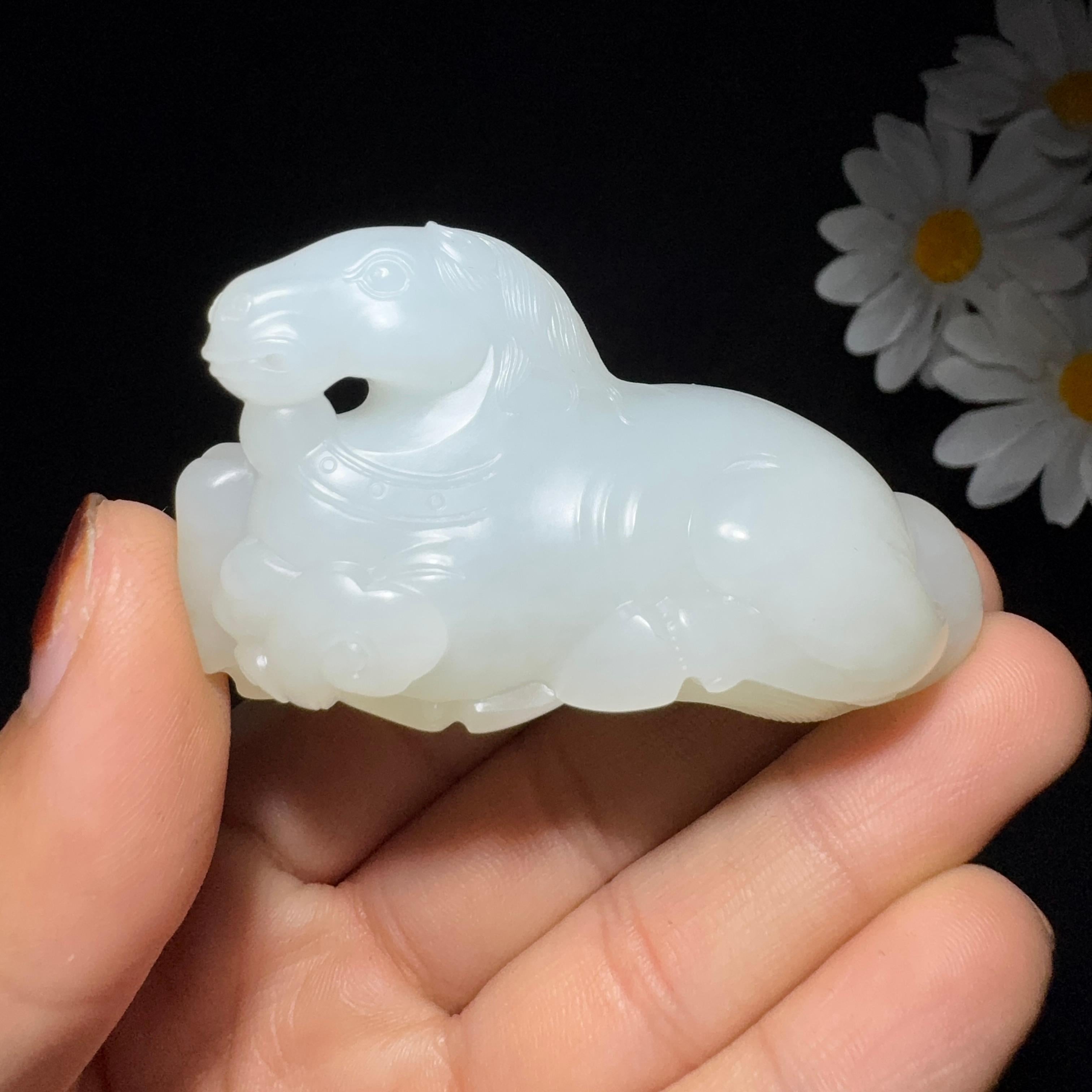 和田玉籽料羊脂白玉手把件马上有福（64.0g） – 厚德载玉